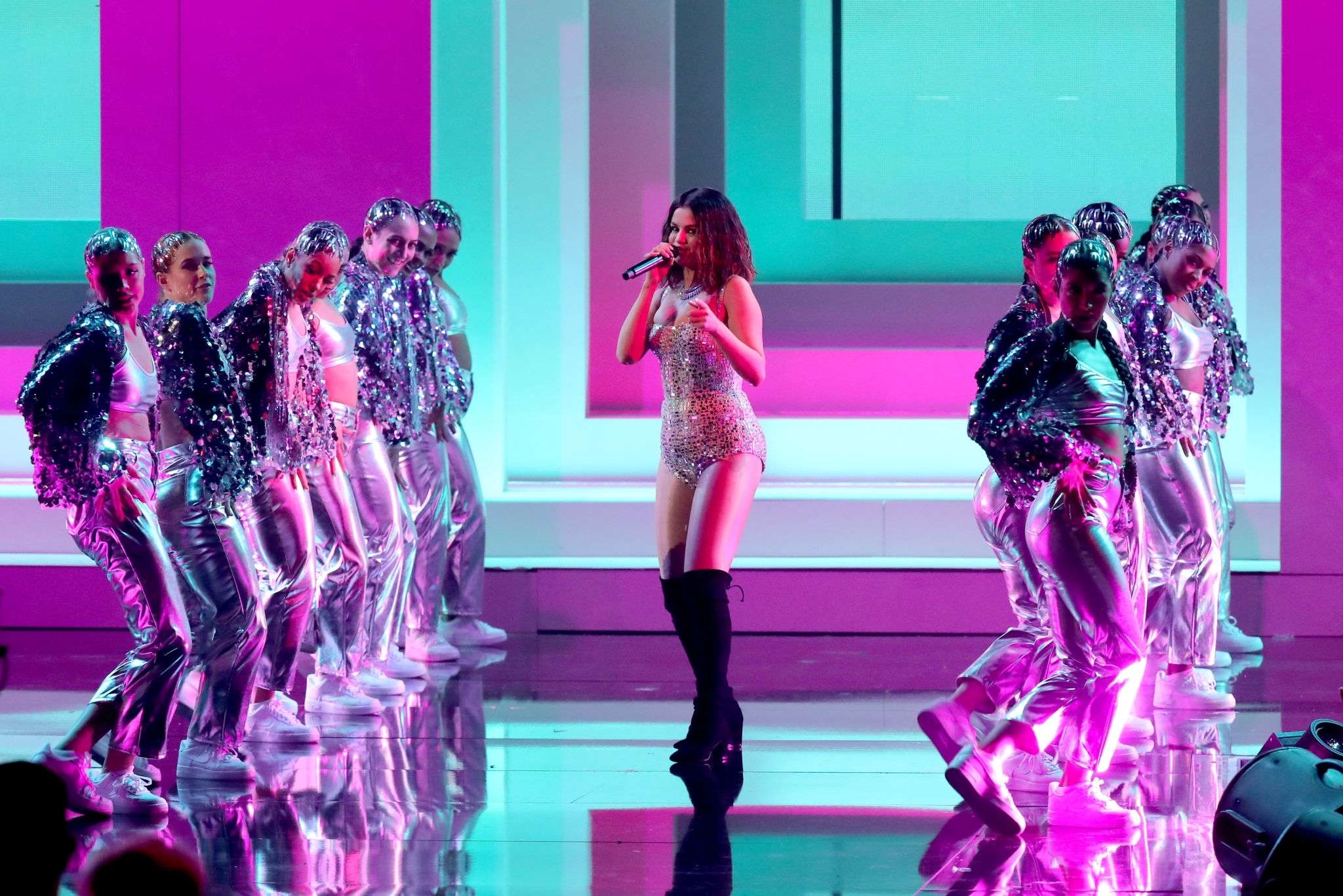 2019_AMAs_Performance_06~0.jpg