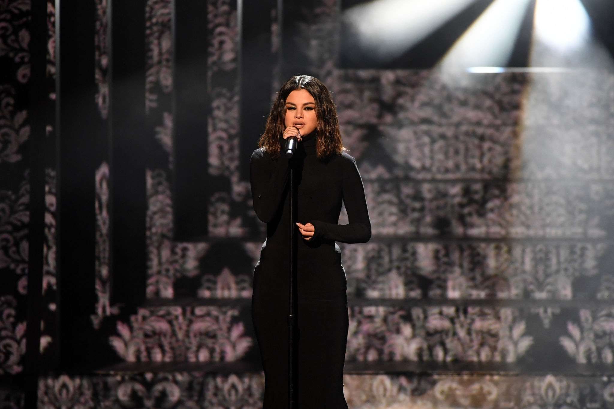 2019_AMAs_Performance_11.jpg