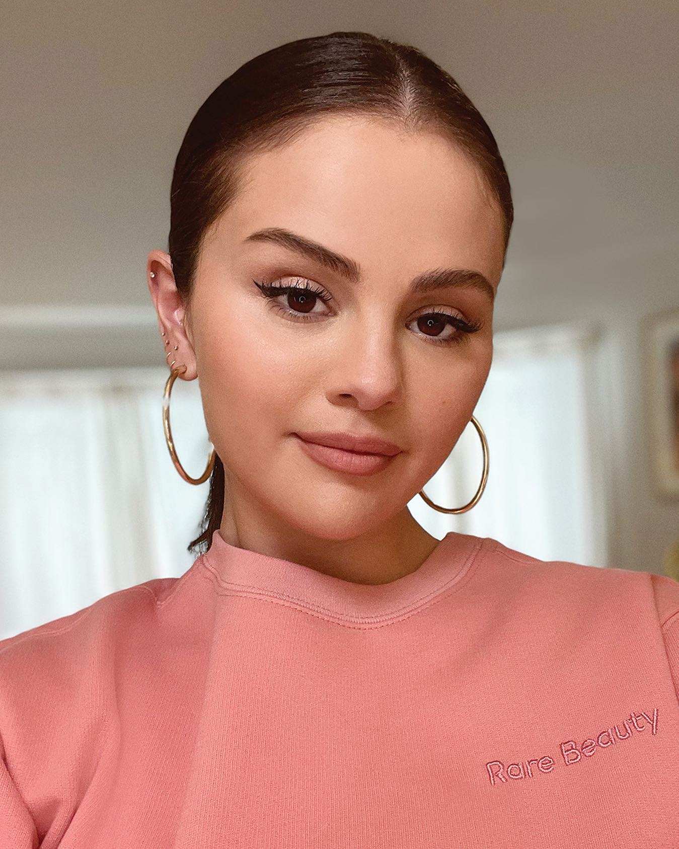 296912532_selena-4.jpg