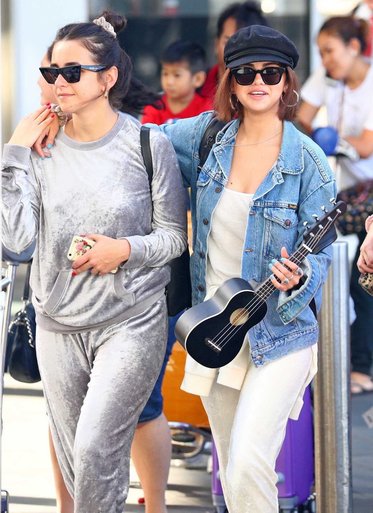 Arriving_in_Sydney2C_Australia_-_March_19-04.jpg