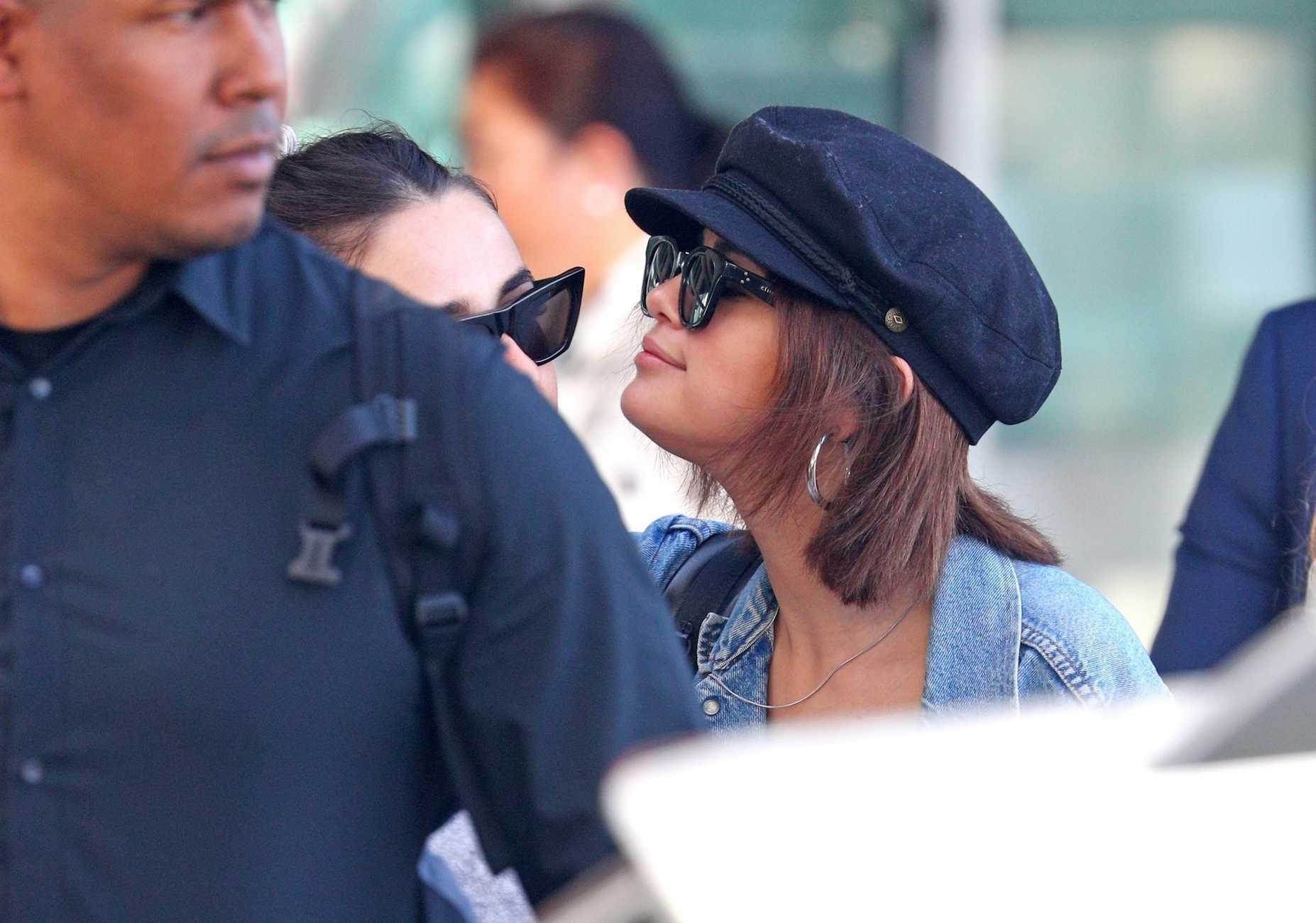 Arriving_in_Sydney2C_Australia_-_March_19-05.jpg