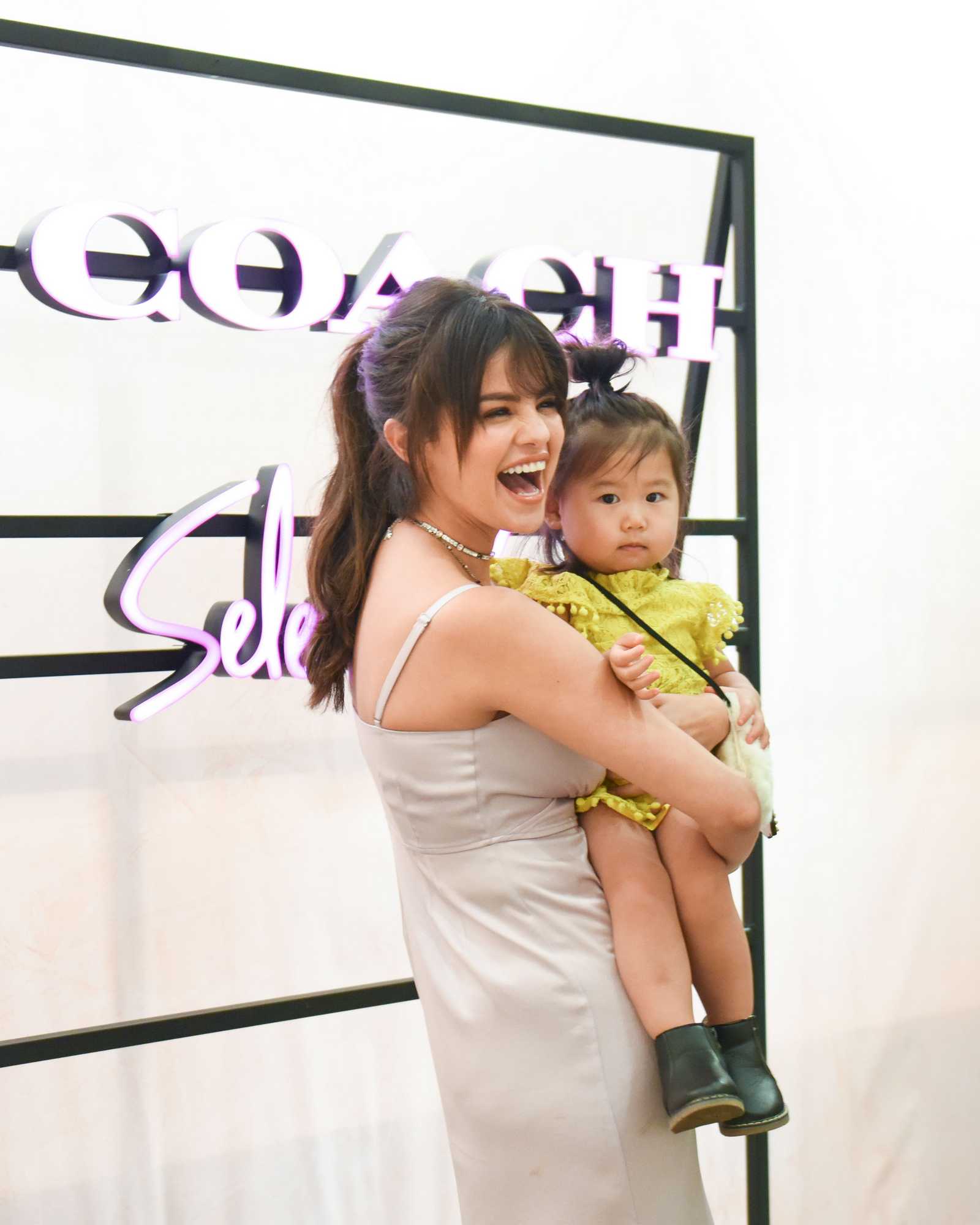 Coach_Hosts_Meet_2B_Greet_with_Selena_Gomez_at_The_Grove_Fans__281129.jpg