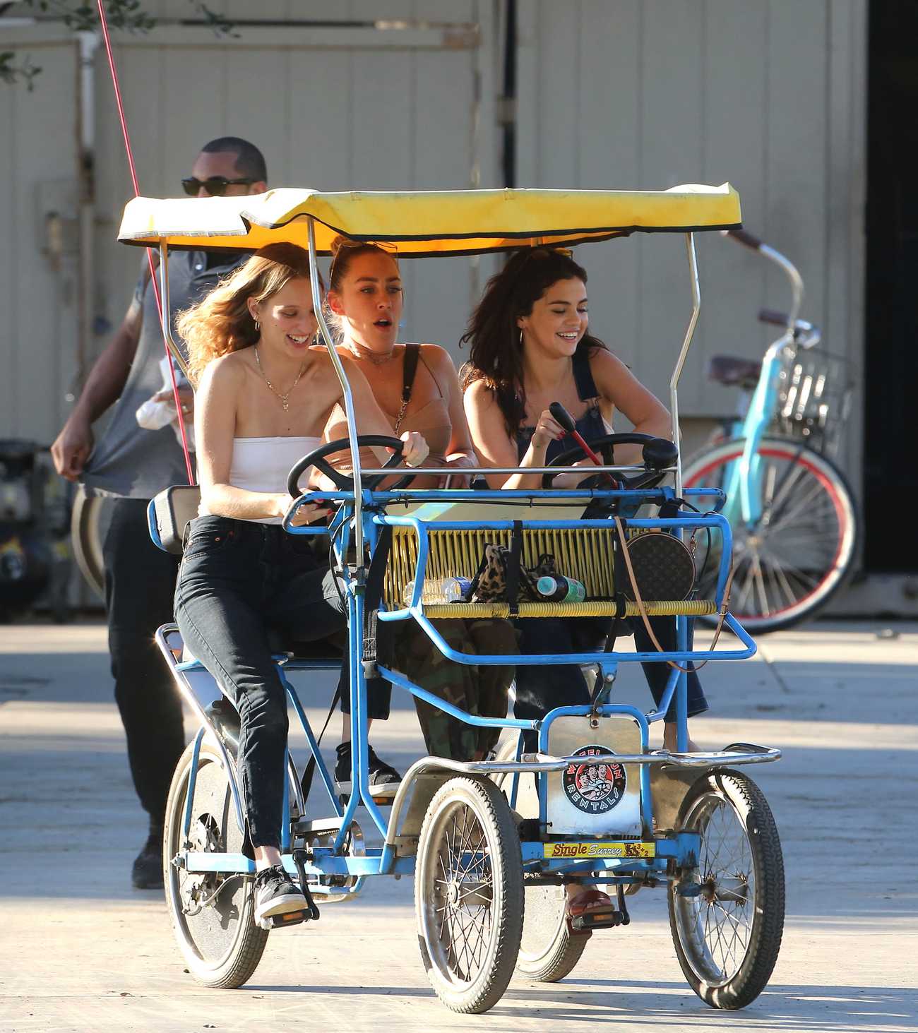 Enjoys_a_day_at_the_park_with_friends_in_Los_Angeles_-_February_2-06.jpg