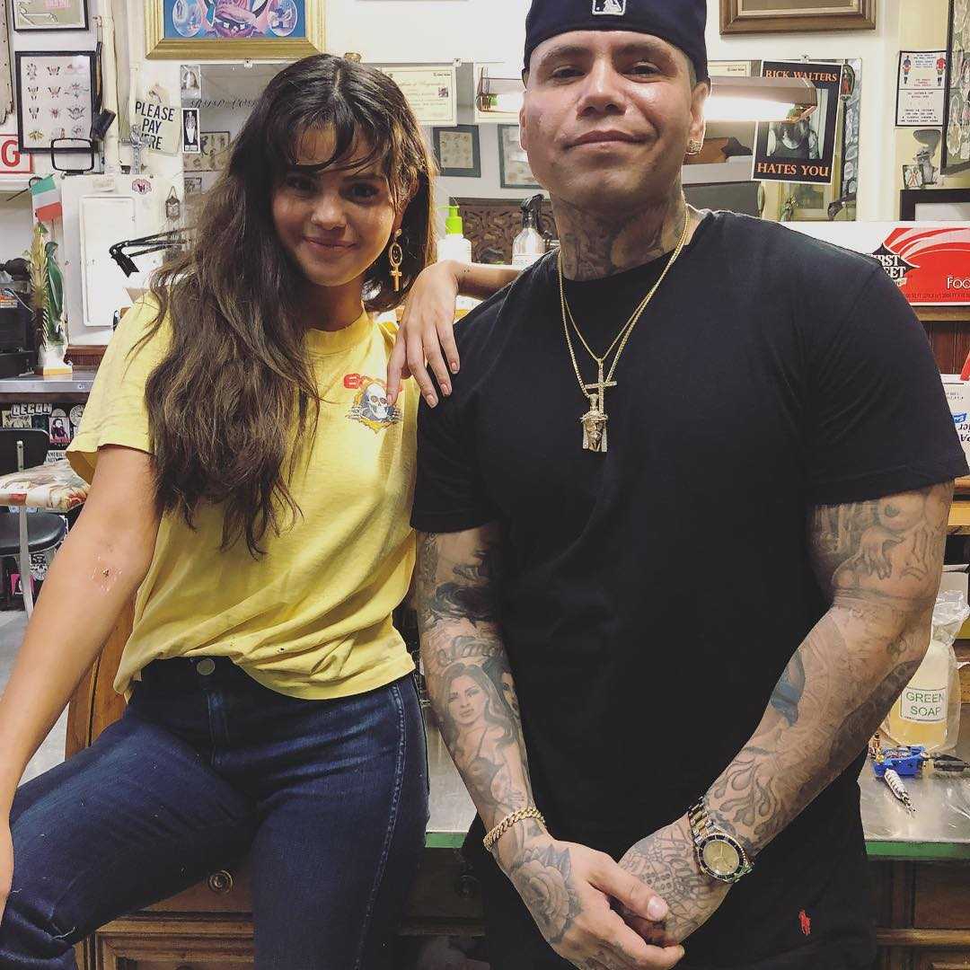 Getting_a_matching_tattoos_with_BFFs_-_August_19-01.jpg