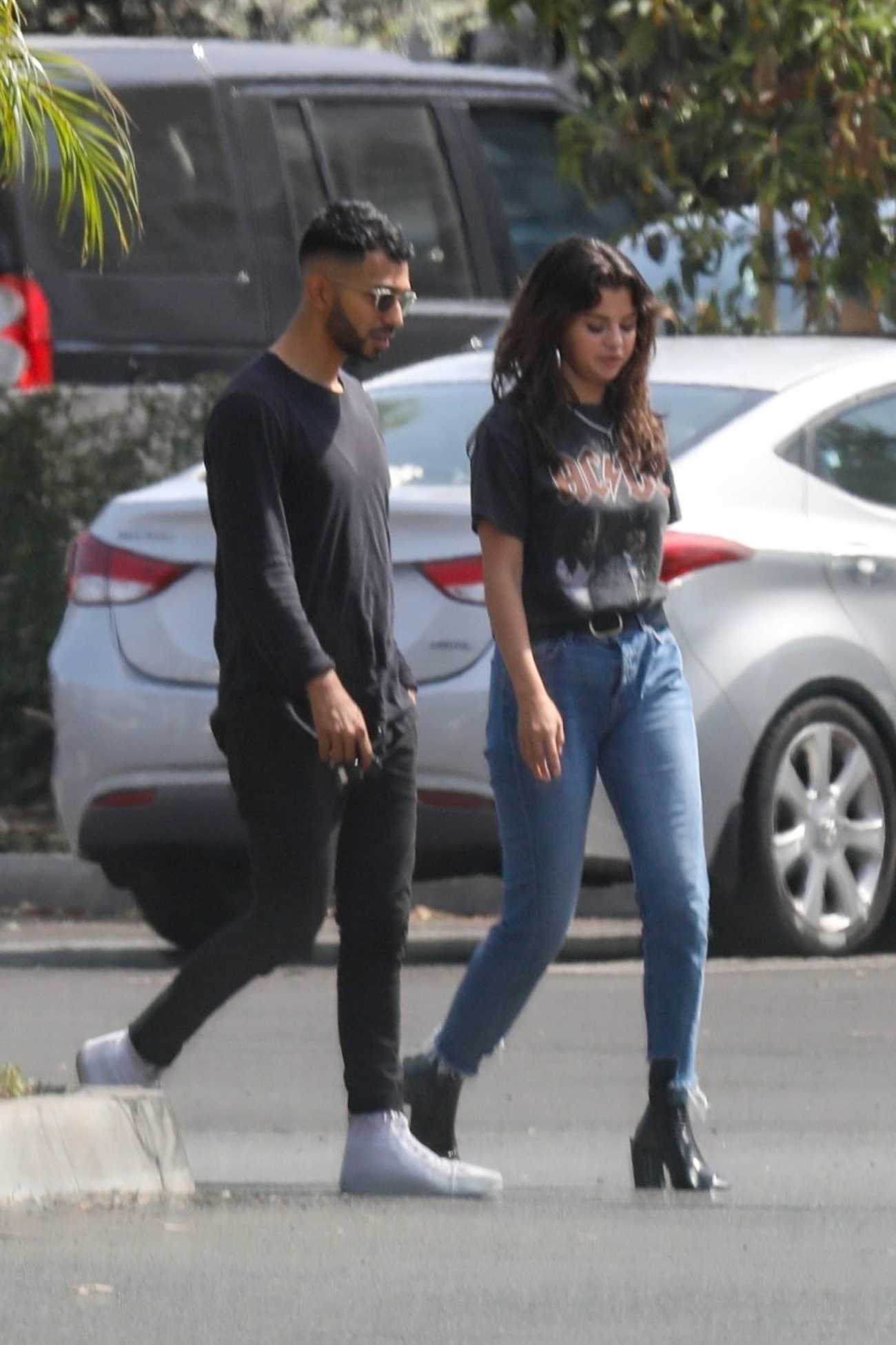 Hits_the_mall_with_her_friends_in_Santa_Monica_on_July_29-05.jpg