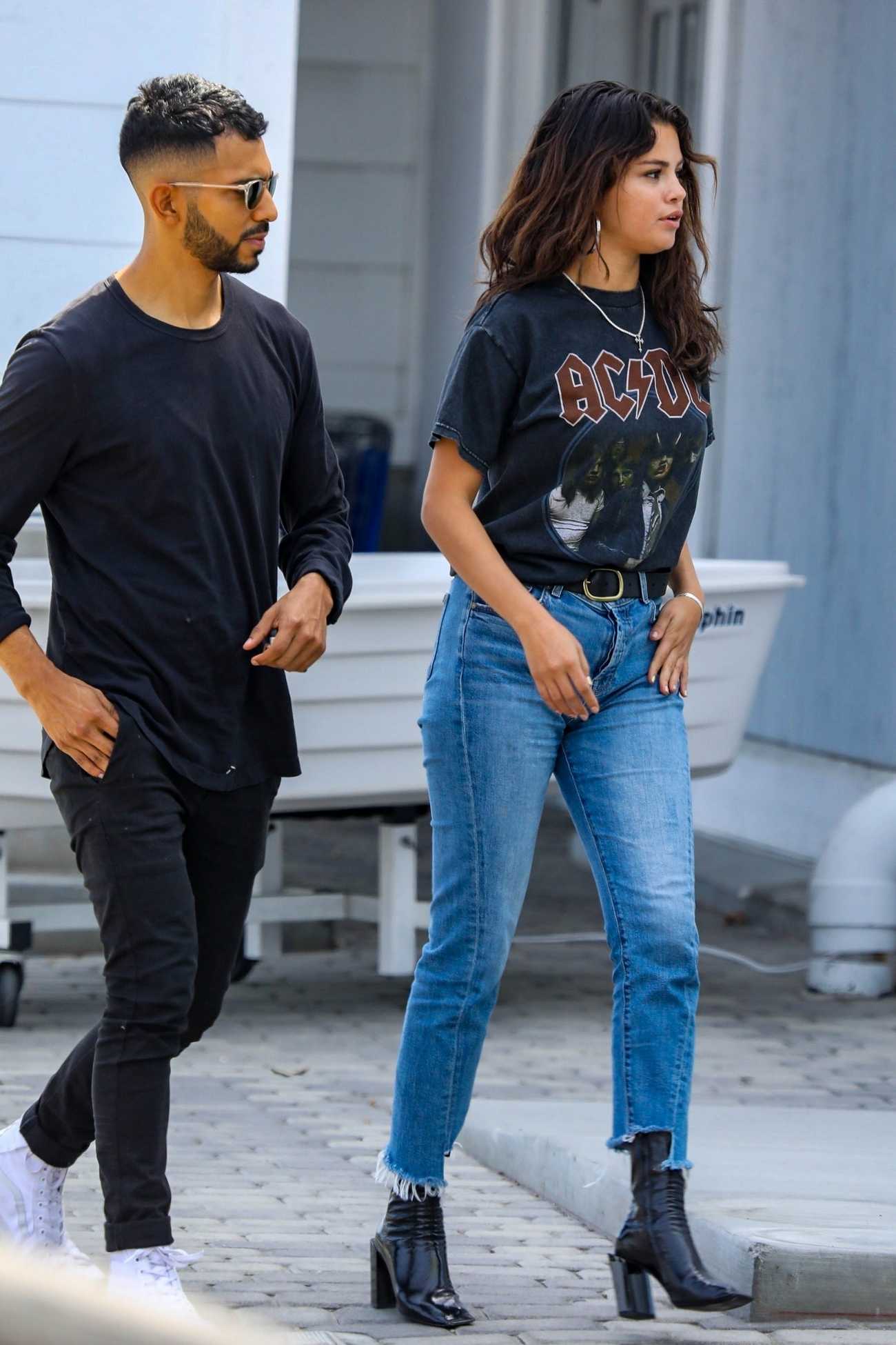 Hits_the_mall_with_her_friends_in_Santa_Monica_on_July_29-06.jpg
