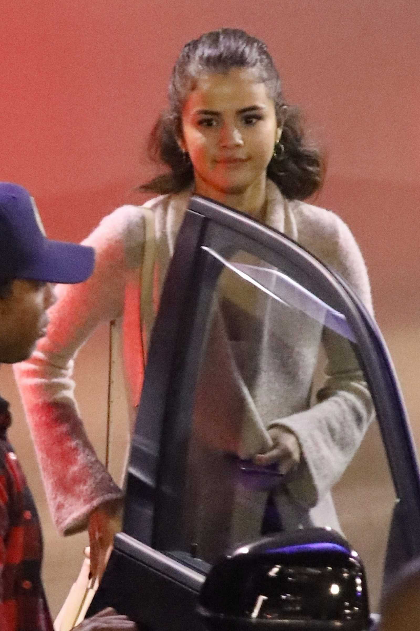 Leaving_Hillsong_church_with_Justin_Bieber_in_Downtown_Los_Angeles_on_November_4-03.jpg