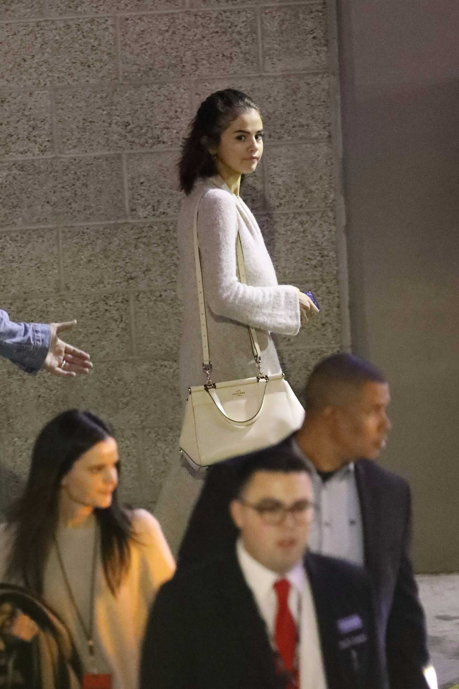 Leaving_Hillsong_church_with_Justin_Bieber_in_Downtown_Los_Angeles_on_November_4-07.jpg