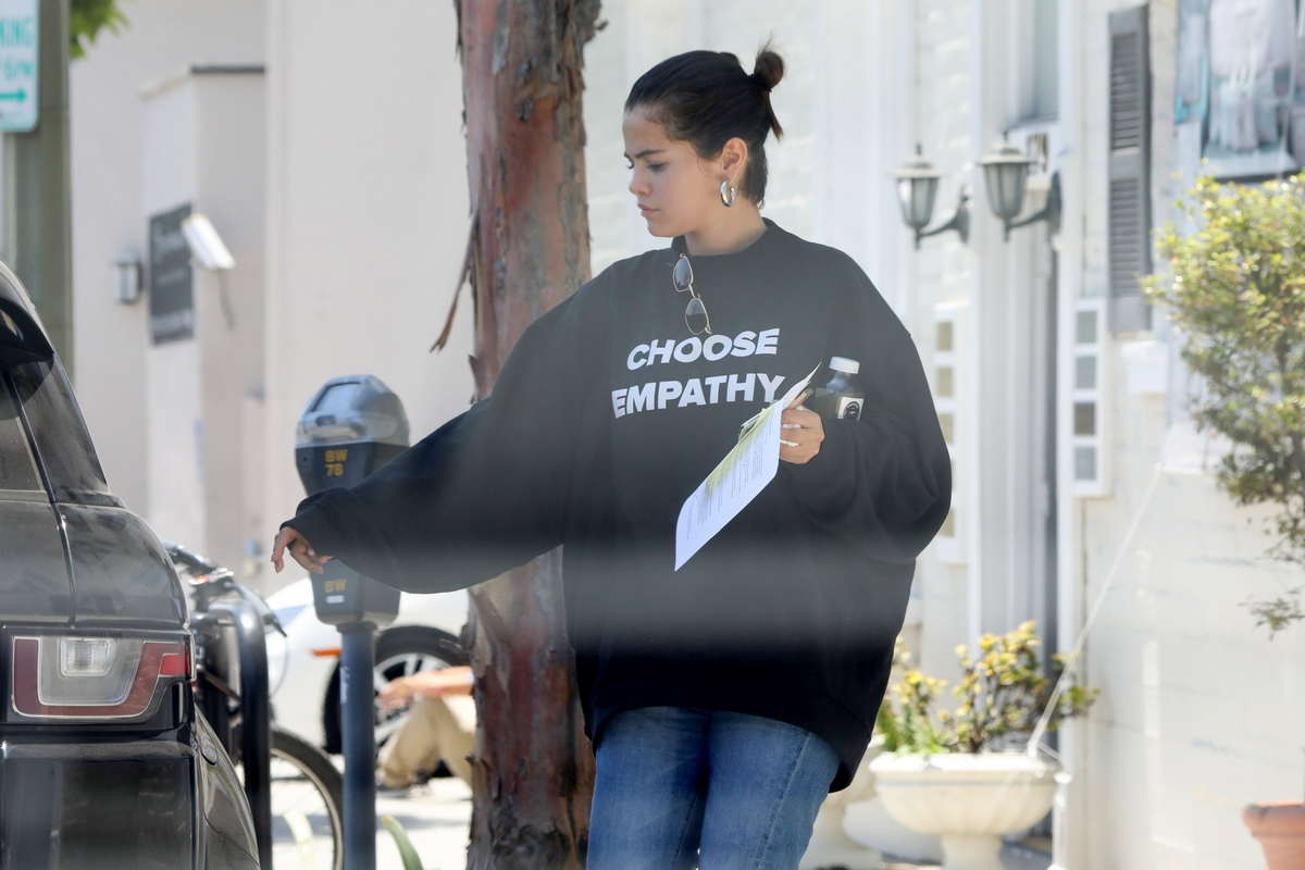 Makes_a_visit_to_the_doctor_s_in_Beverly_Hills_-_July_300007.jpg