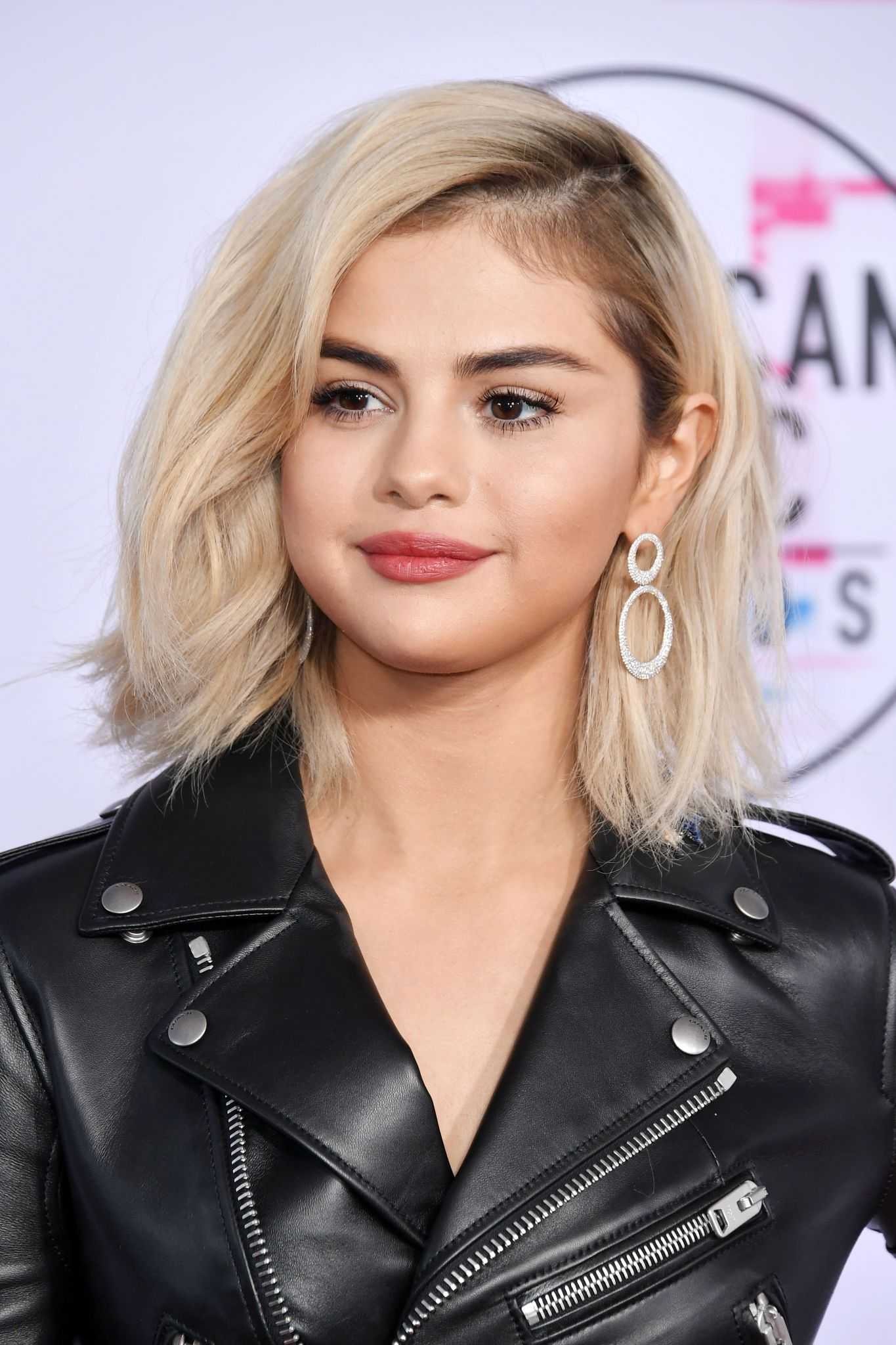 Selena_Gomez_-_2017_American_Music_Awards_on_November_19-02.jpg