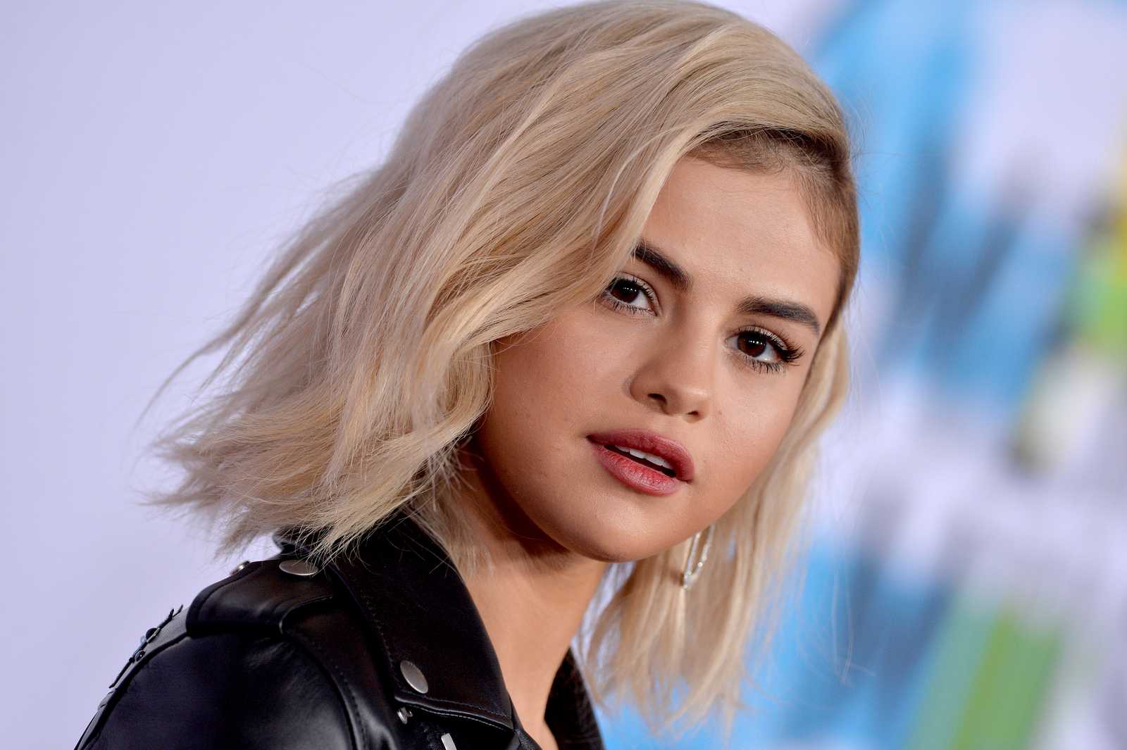 Selena_Gomez_-_2017_American_Music_Awards_on_November_19-04~0.jpg