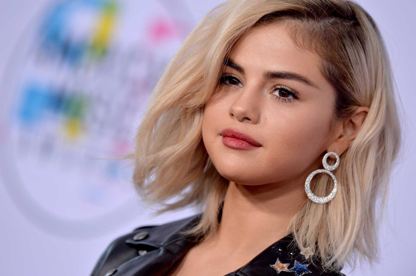 Selena_Gomez_-_2017_American_Music_Awards_on_November_19-05~0.jpg