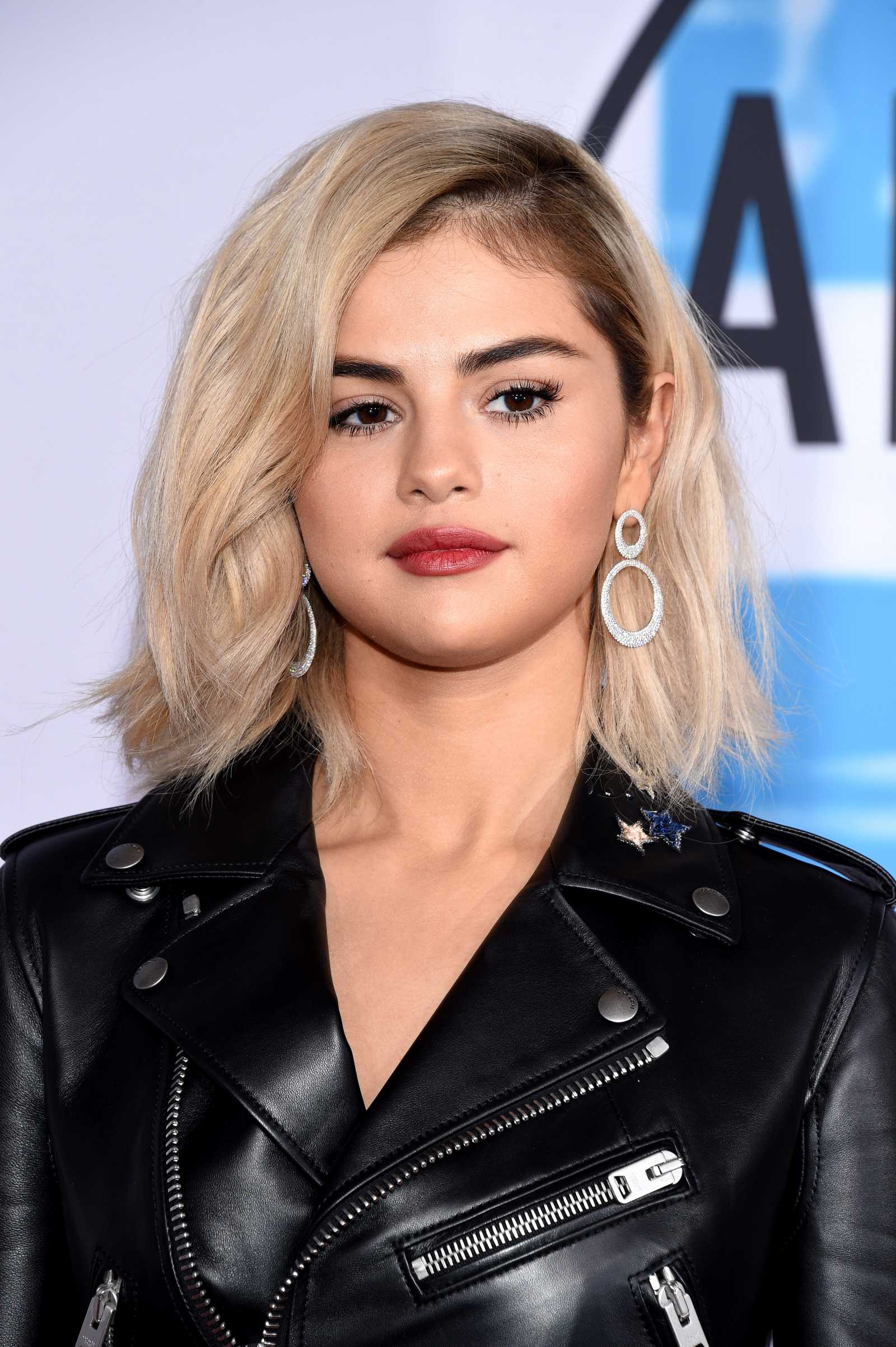 Selena_Gomez_-_2017_American_Music_Awards_on_November_19-06~0.jpg