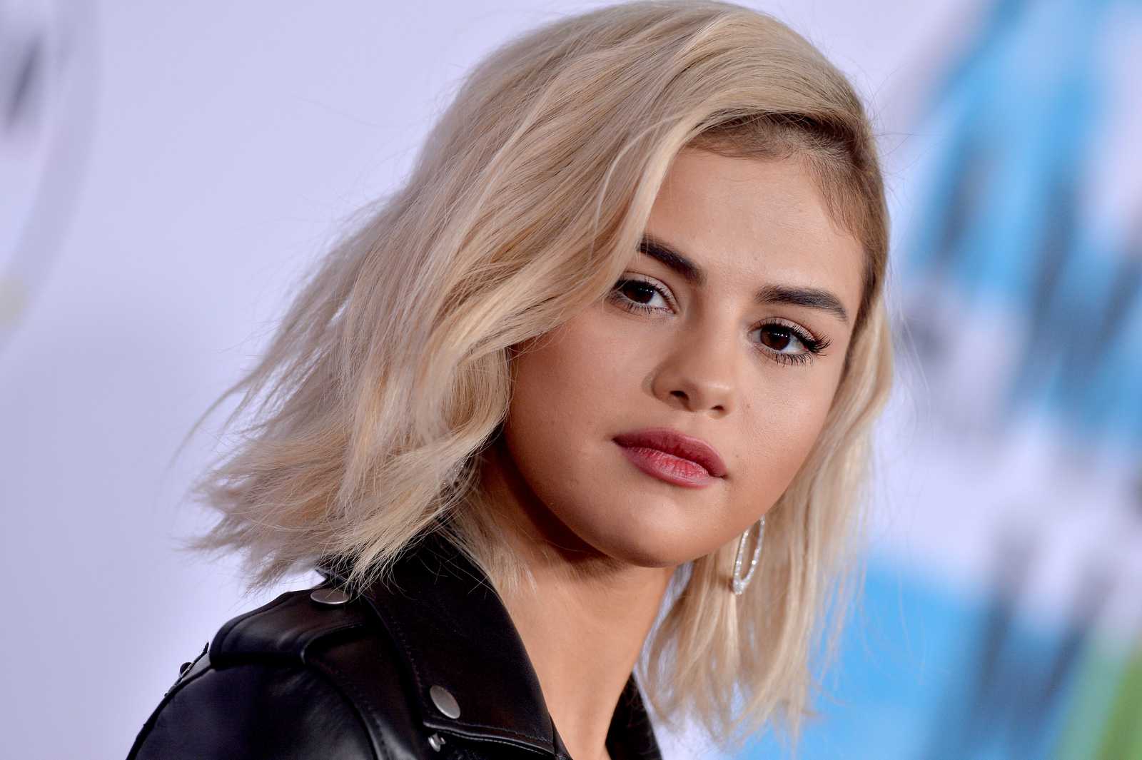 Selena_Gomez_-_2017_American_Music_Awards_on_November_19-09~0.jpg