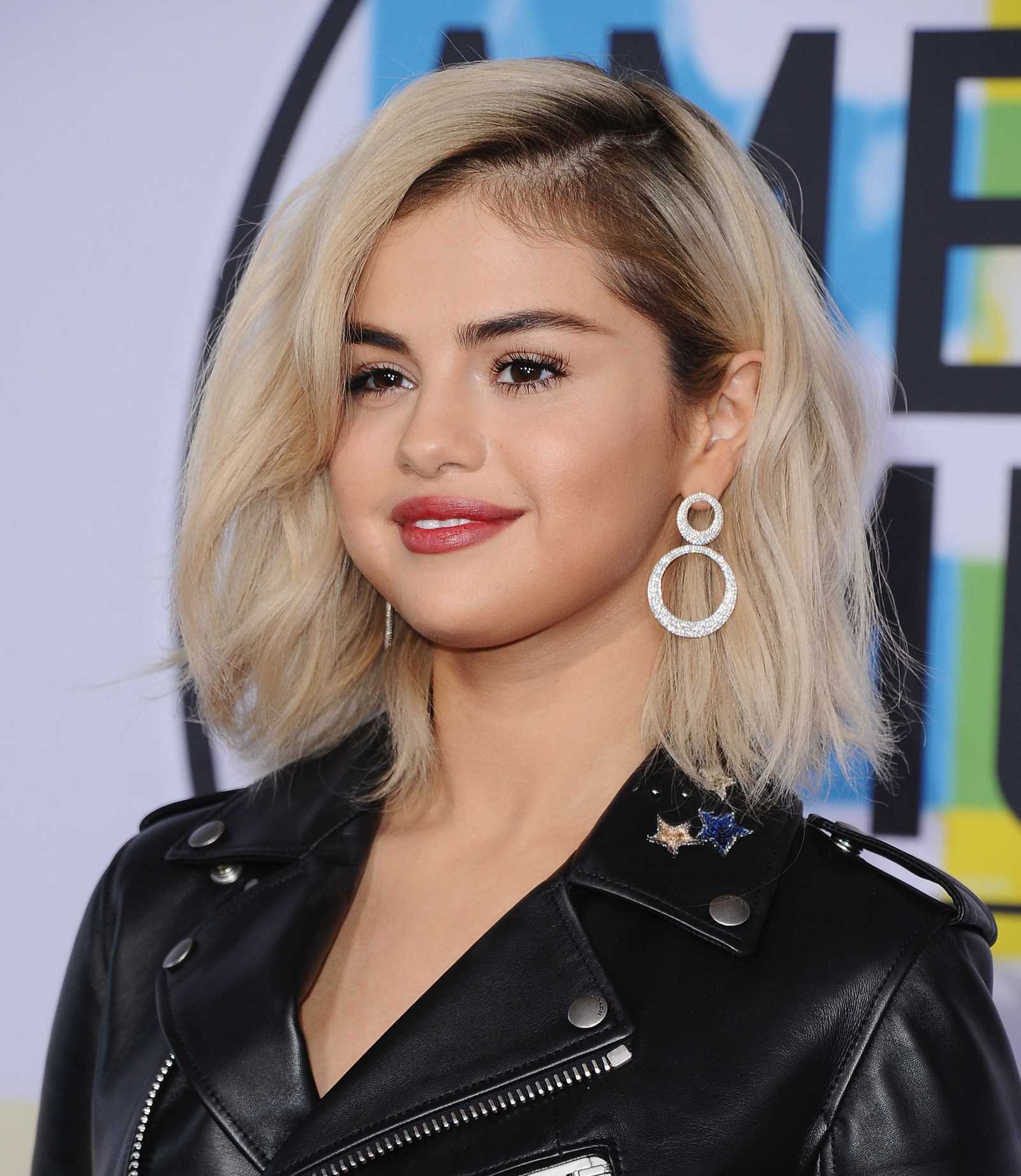 Selena_Gomez_-_2017_American_Music_Awards_on_November_19-104.jpg