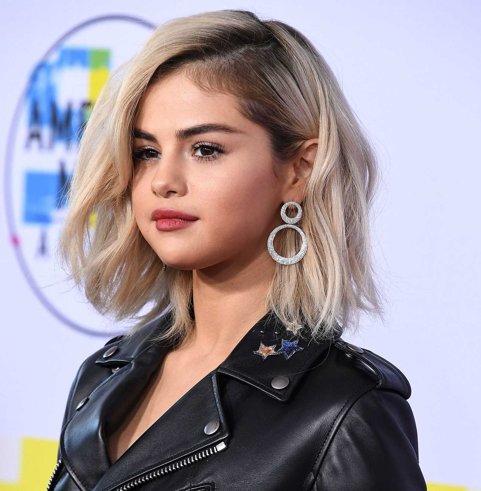 Selena_Gomez_-_2017_American_Music_Awards_on_November_19-106.jpg