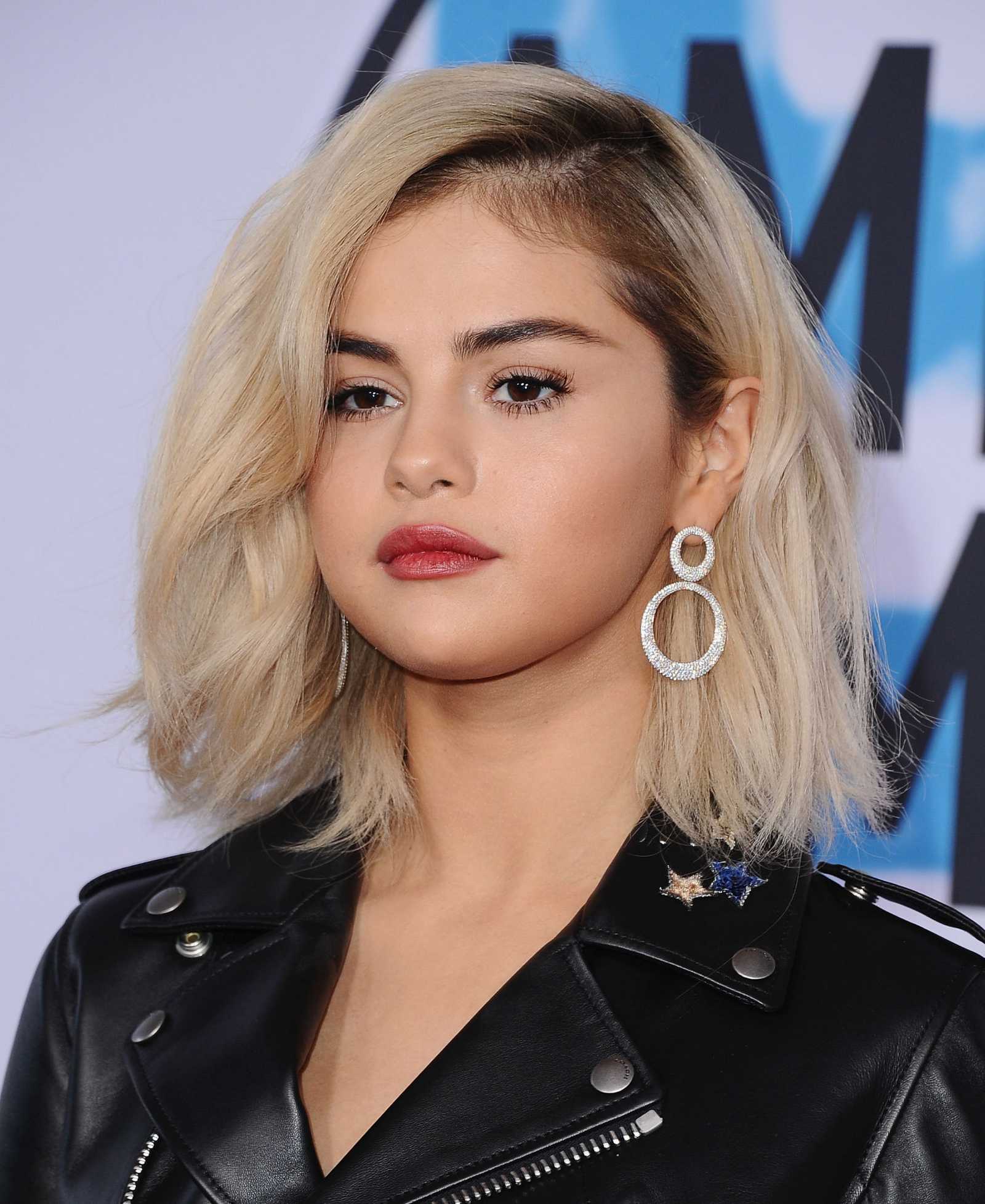 Selena_Gomez_-_2017_American_Music_Awards_on_November_19-109.jpg