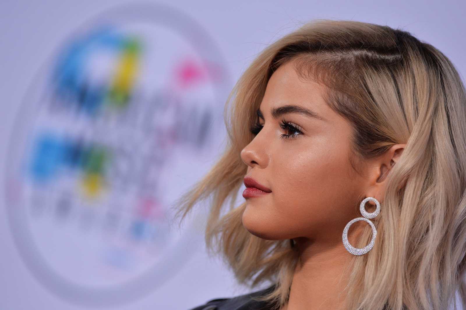 Selena_Gomez_-_2017_American_Music_Awards_on_November_19-10~0.jpg