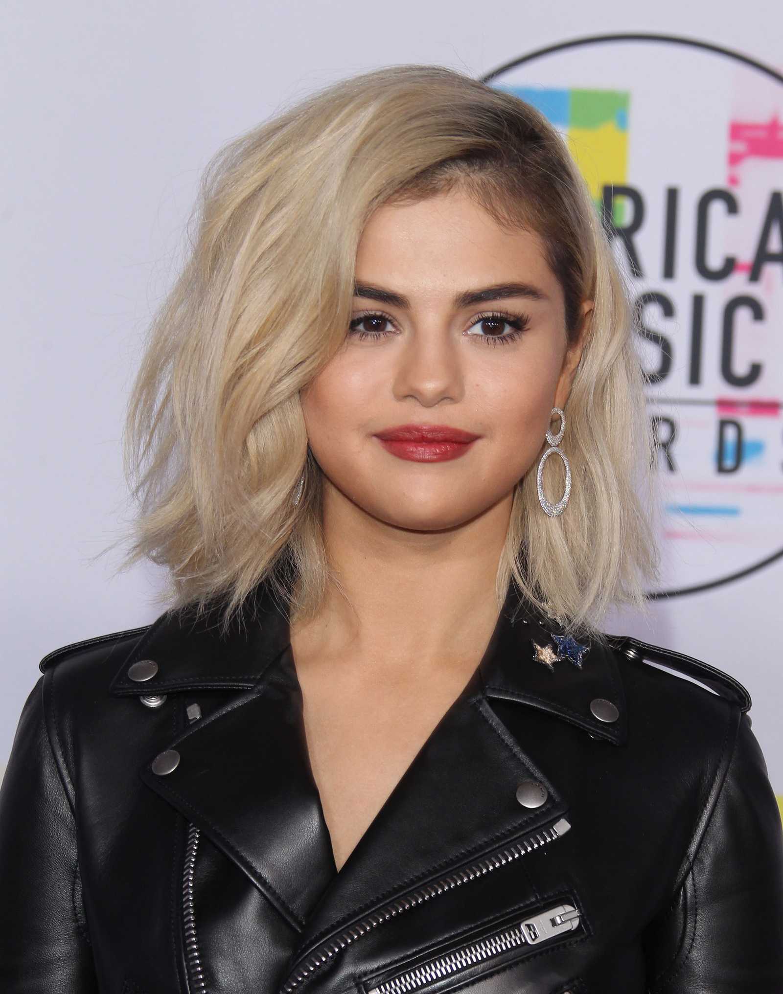 Selena_Gomez_-_2017_American_Music_Awards_on_November_19-138.jpg