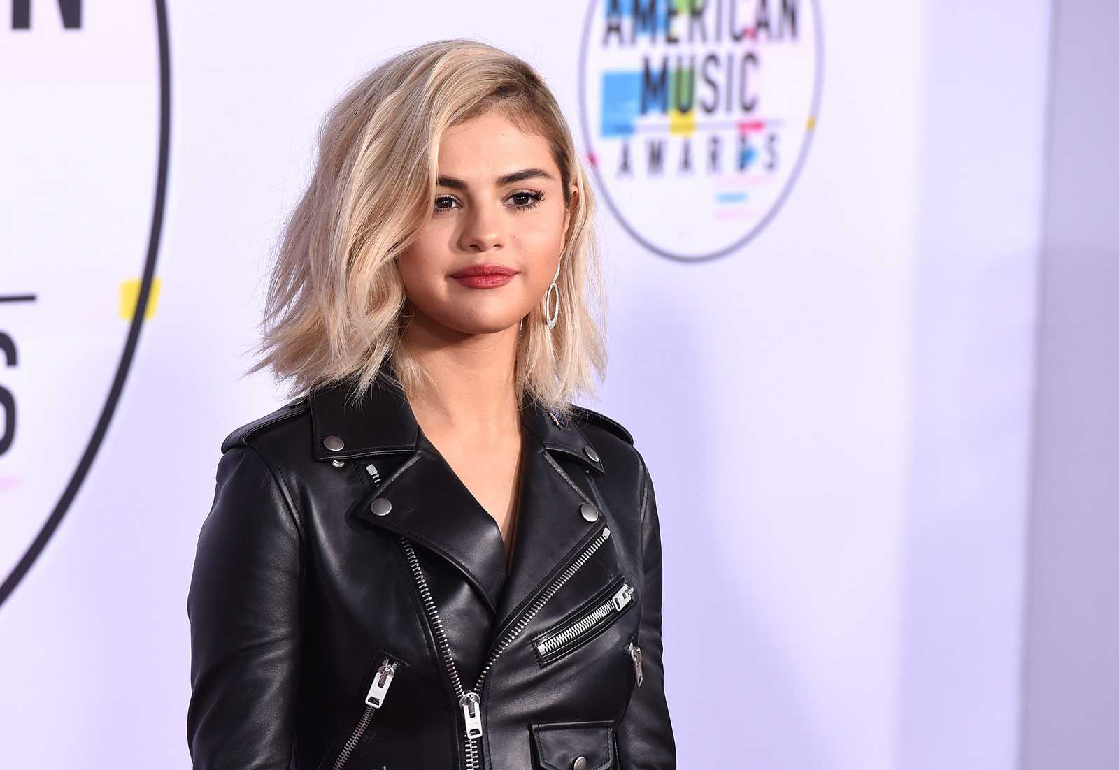 Selena_Gomez_-_2017_American_Music_Awards_on_November_19-143.jpg