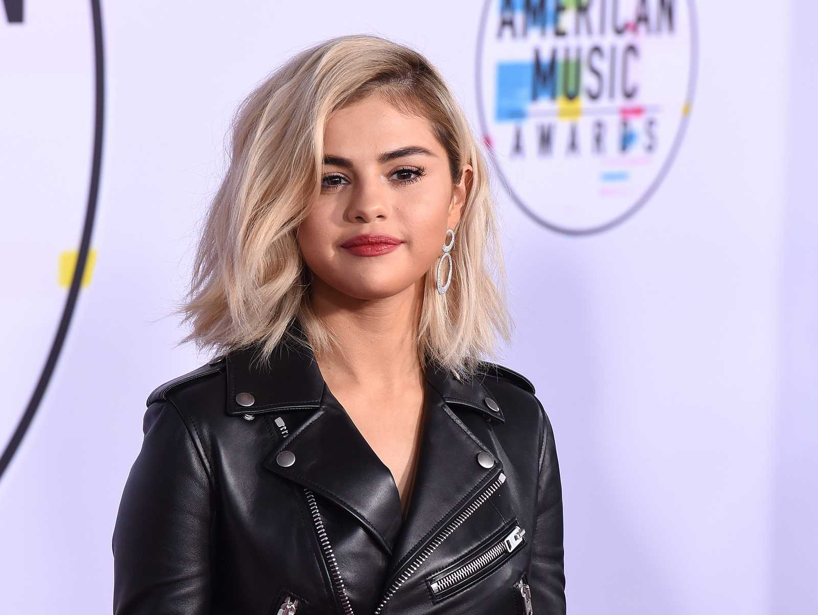 Selena_Gomez_-_2017_American_Music_Awards_on_November_19-144.jpg