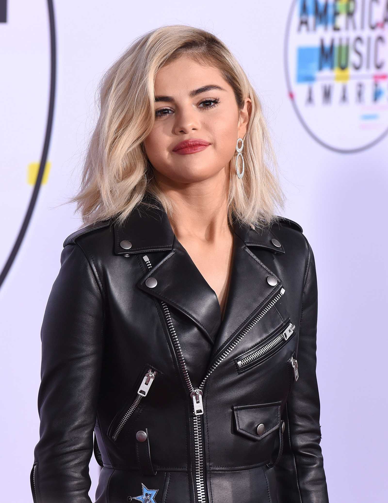 Selena_Gomez_-_2017_American_Music_Awards_on_November_19-146.jpg