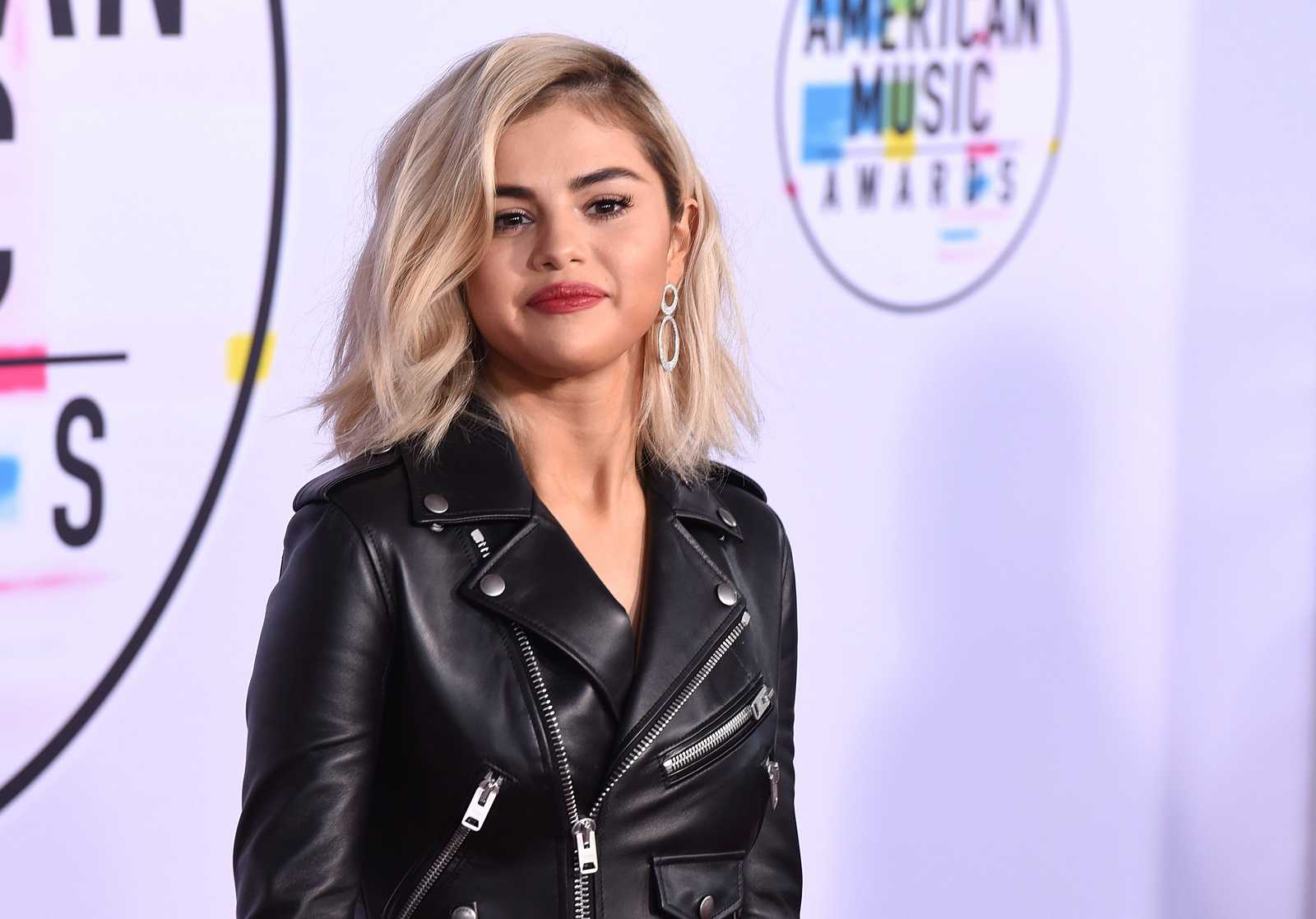 Selena_Gomez_-_2017_American_Music_Awards_on_November_19-147.jpg