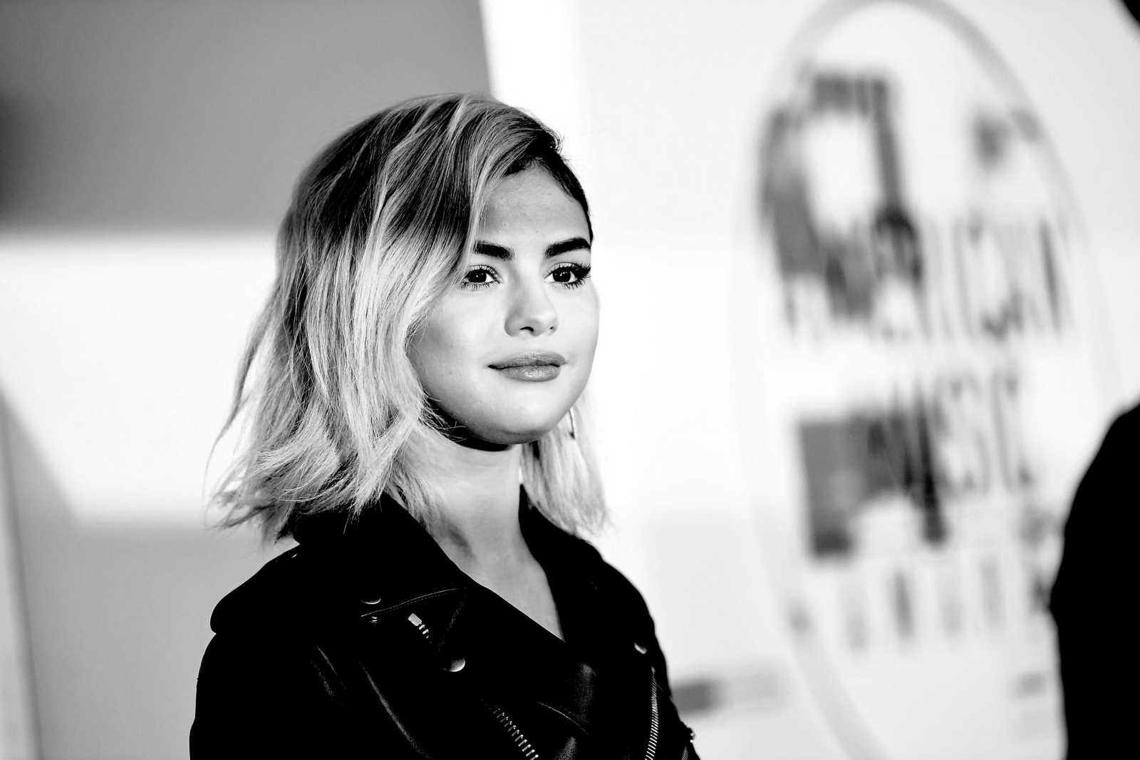 Selena_Gomez_-_2017_American_Music_Awards_on_November_19-17.jpg