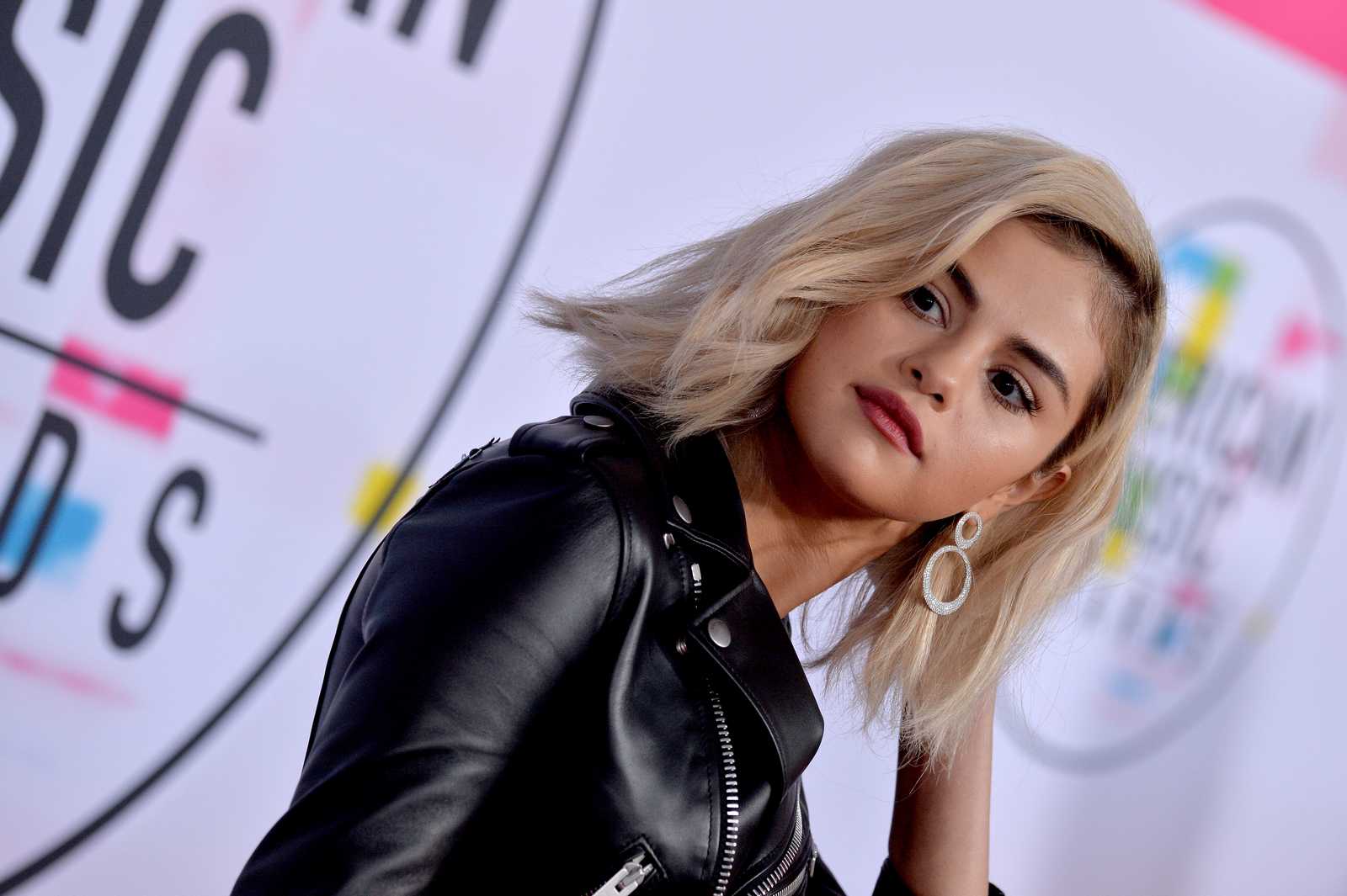 Selena_Gomez_-_2017_American_Music_Awards_on_November_19-18~0.jpg