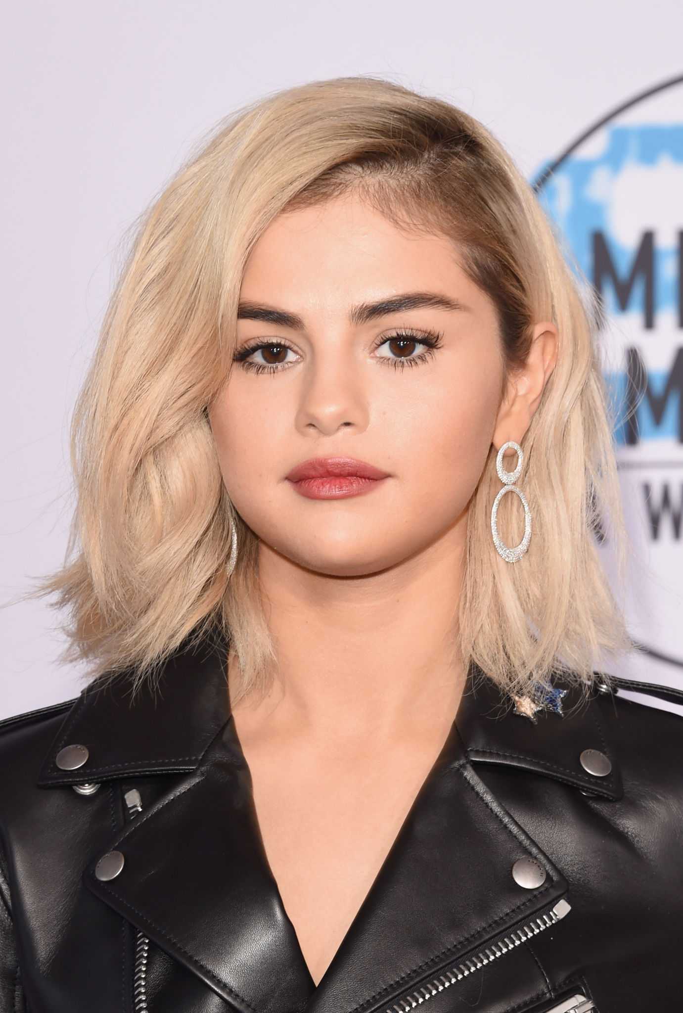 Selena_Gomez_-_2017_American_Music_Awards_on_November_19-20.jpg