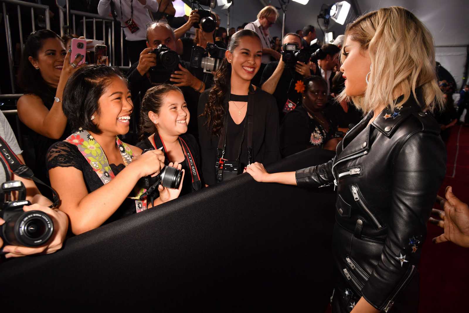 Selena_Gomez_-_2017_American_Music_Awards_on_November_19-27~0.jpg