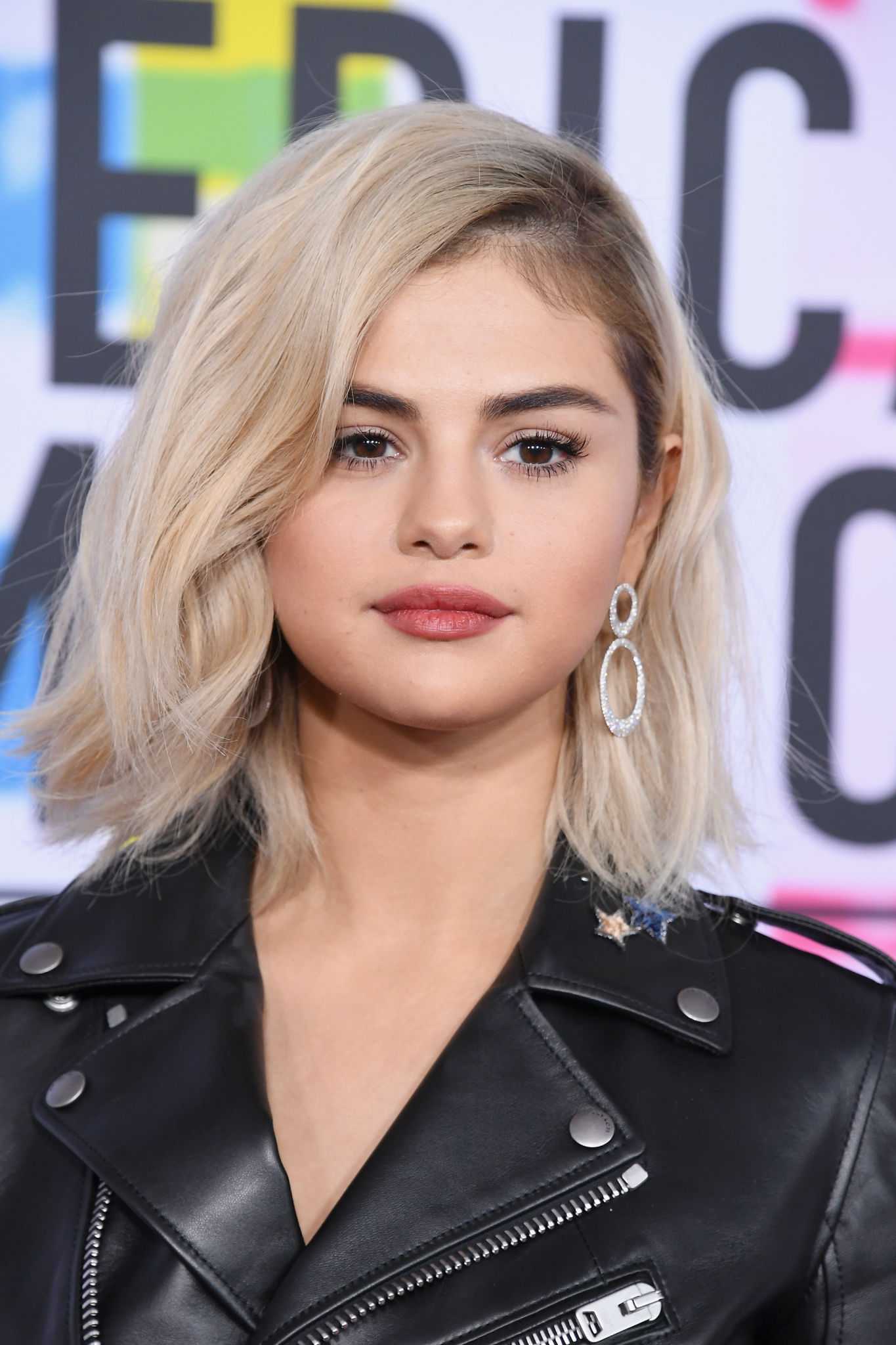 Selena_Gomez_-_2017_American_Music_Awards_on_November_19-30.jpg