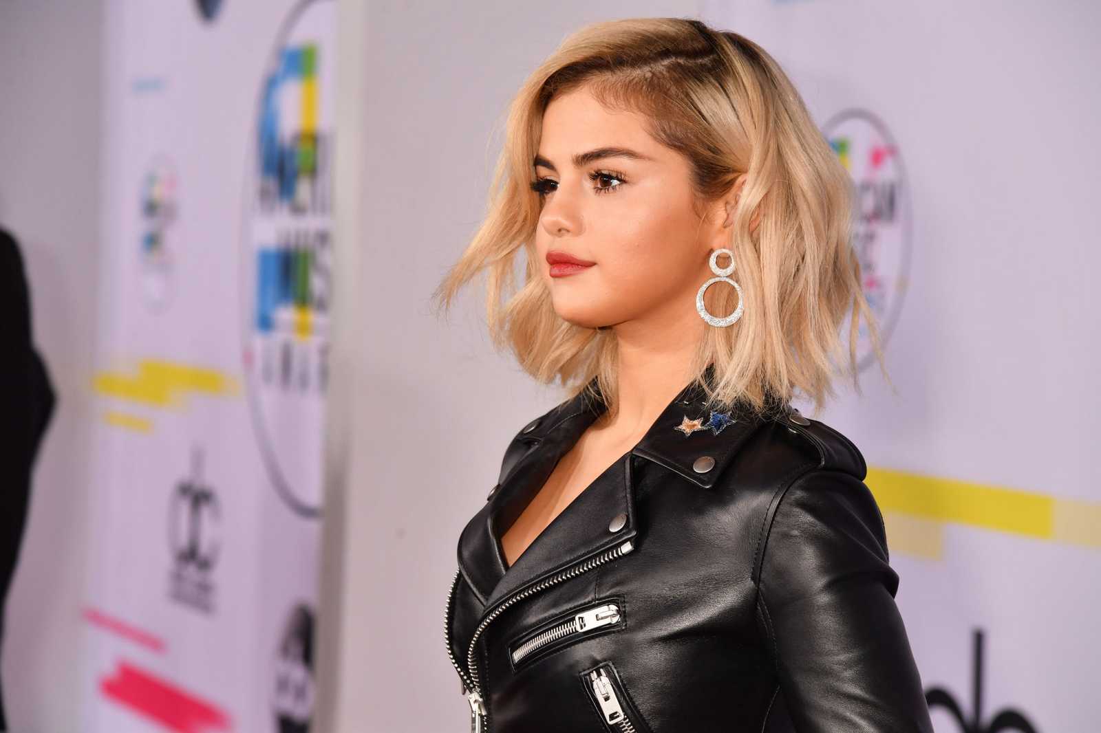 Selena_Gomez_-_2017_American_Music_Awards_on_November_19-33~0.jpg