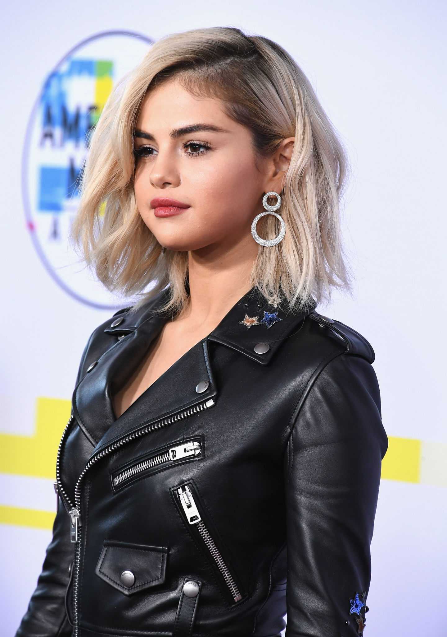 Selena_Gomez_-_2017_American_Music_Awards_on_November_19-36.jpg