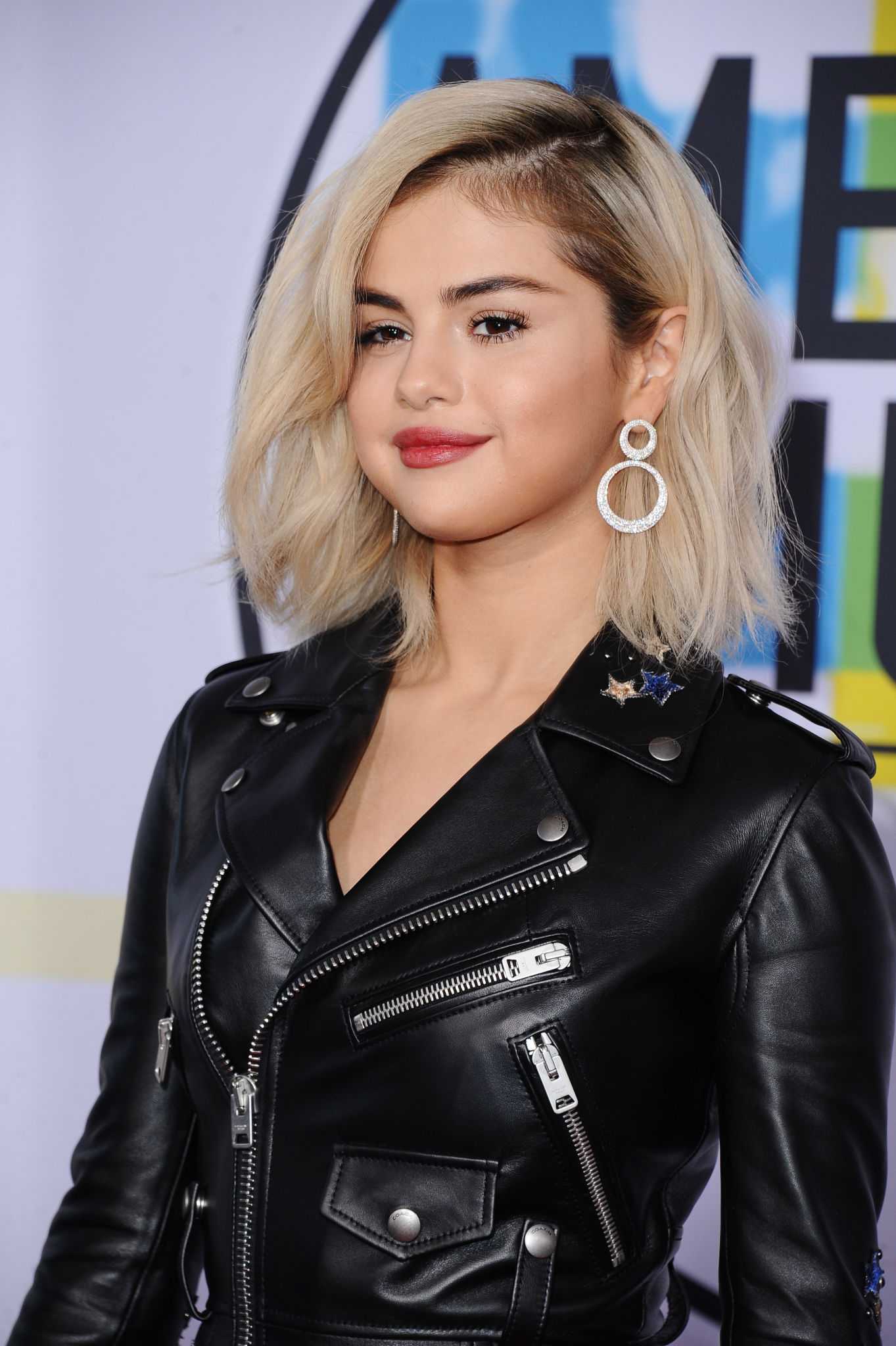 Selena_Gomez_-_2017_American_Music_Awards_on_November_19-40.jpg