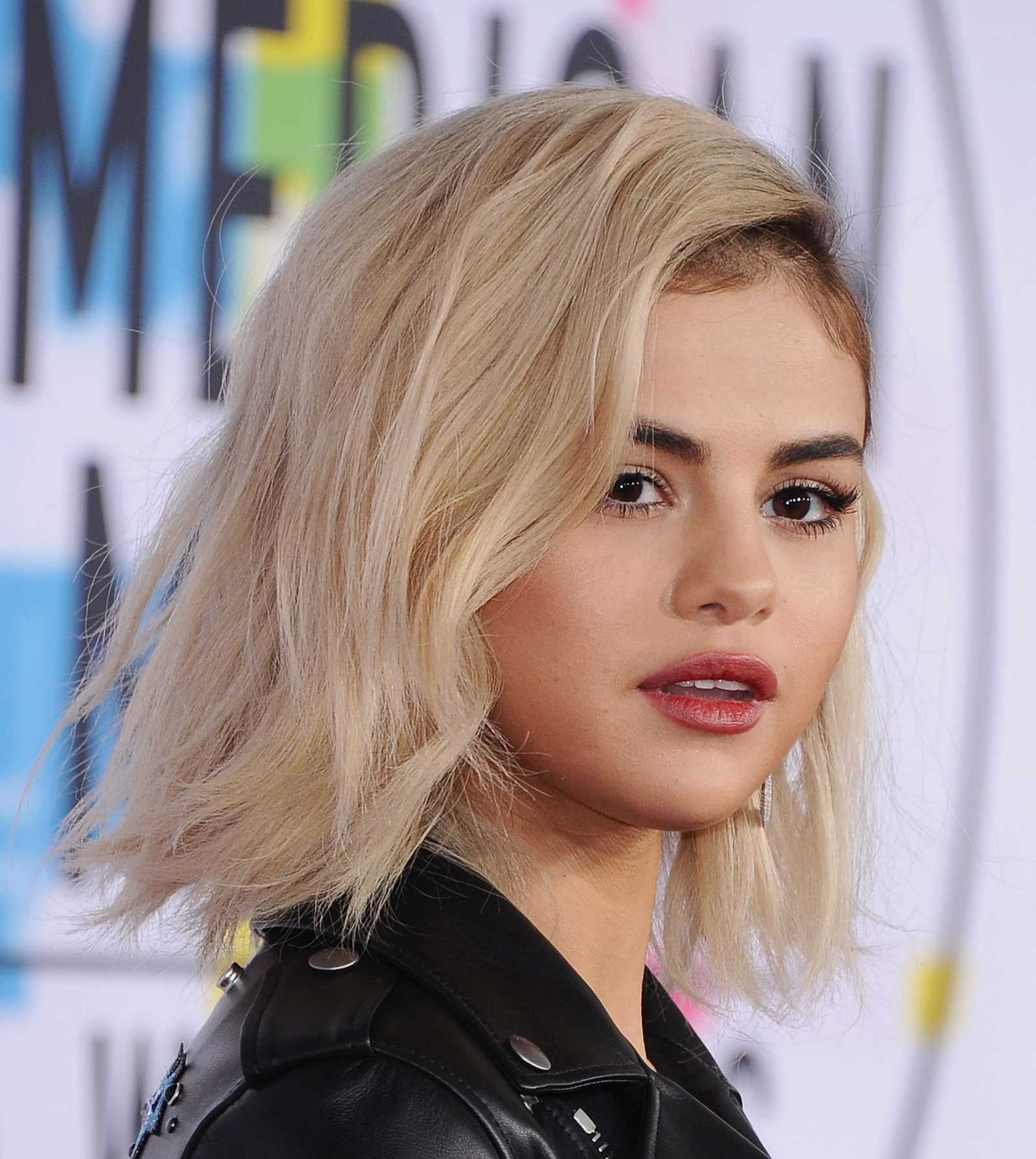 Selena_Gomez_-_2017_American_Music_Awards_on_November_19-45~0.jpg