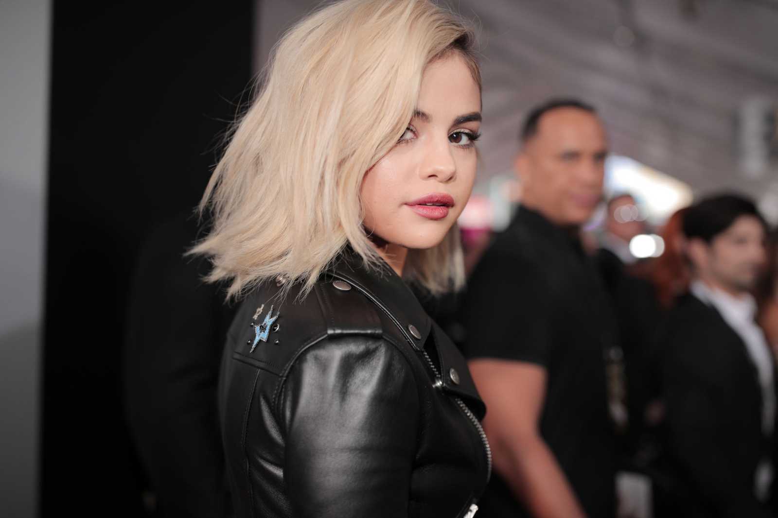 Selena_Gomez_-_2017_American_Music_Awards_on_November_19-46.jpg