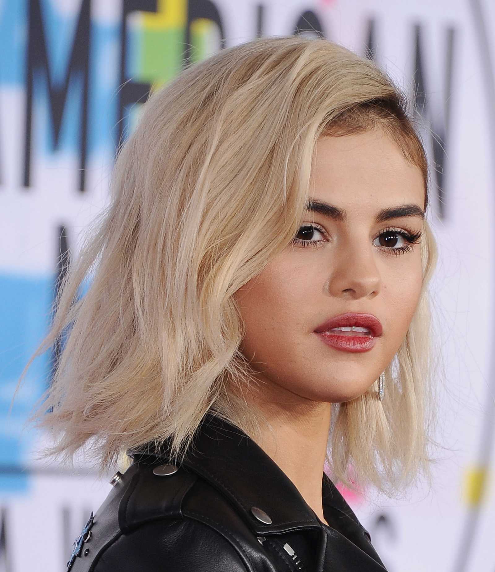 Selena_Gomez_-_2017_American_Music_Awards_on_November_19-46~0.jpg
