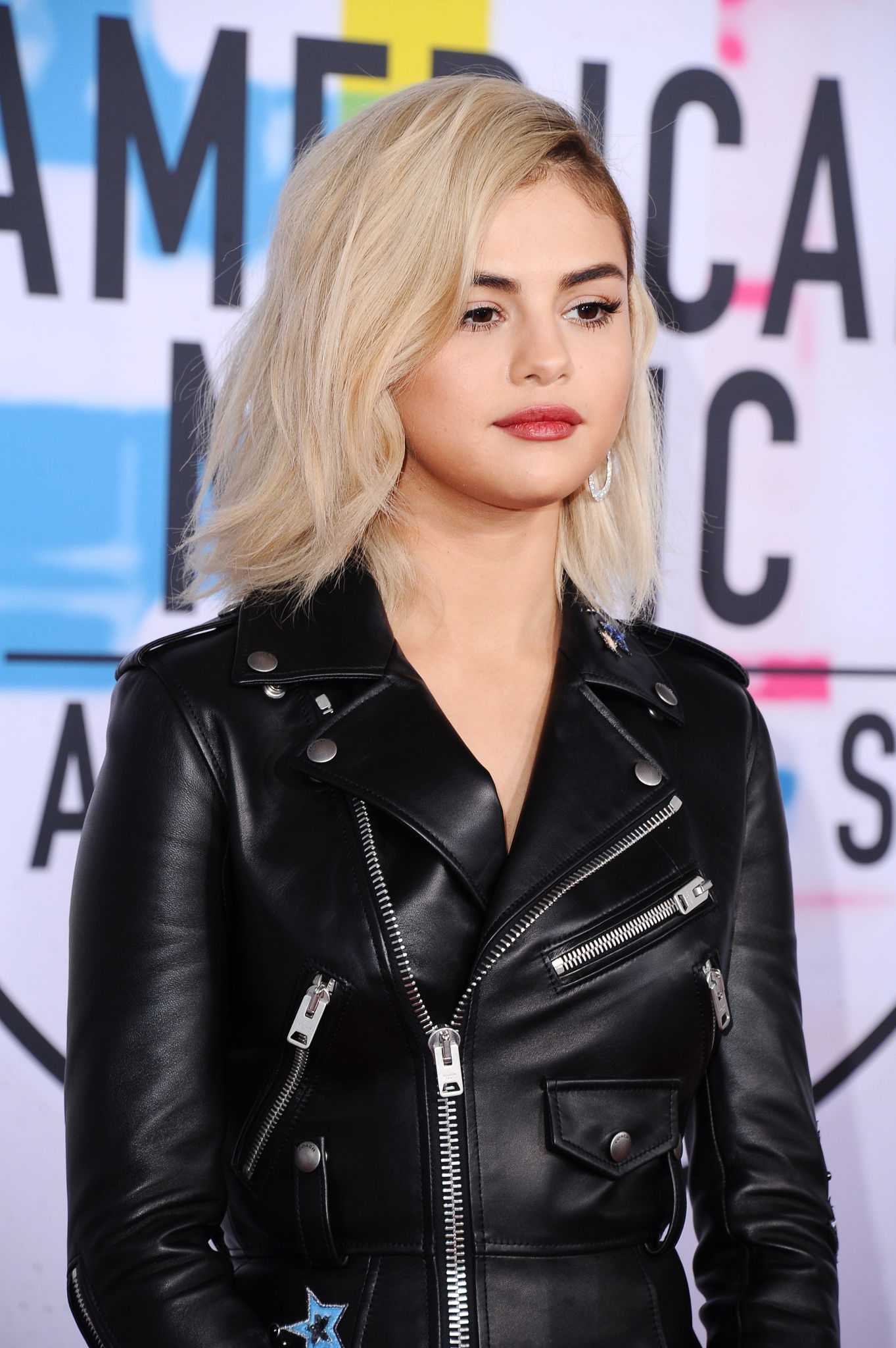 Selena_Gomez_-_2017_American_Music_Awards_on_November_19-47.jpg