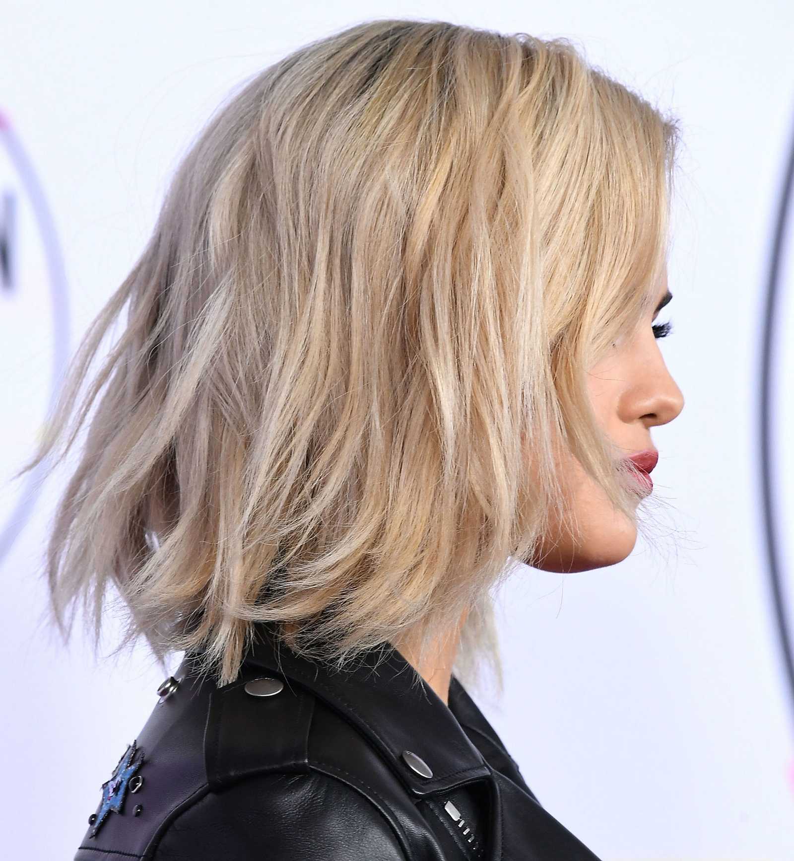 Selena_Gomez_-_2017_American_Music_Awards_on_November_19-49~0.jpg