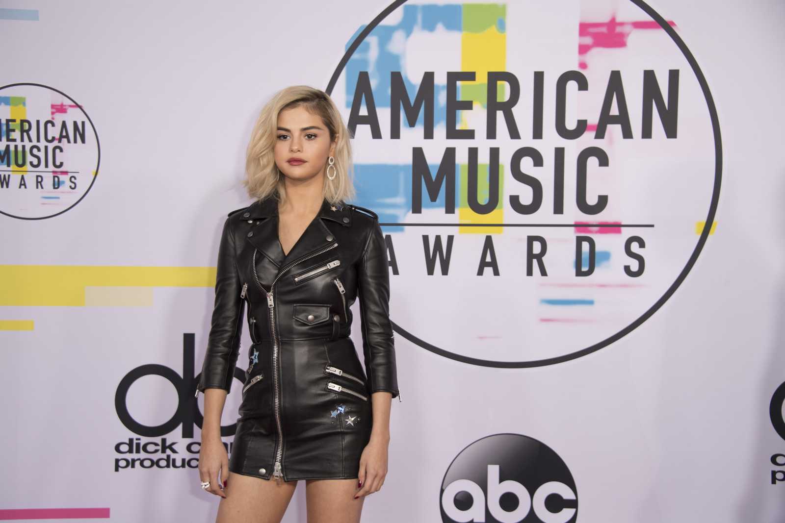 Selena_Gomez_-_2017_American_Music_Awards_on_November_19-58.jpg
