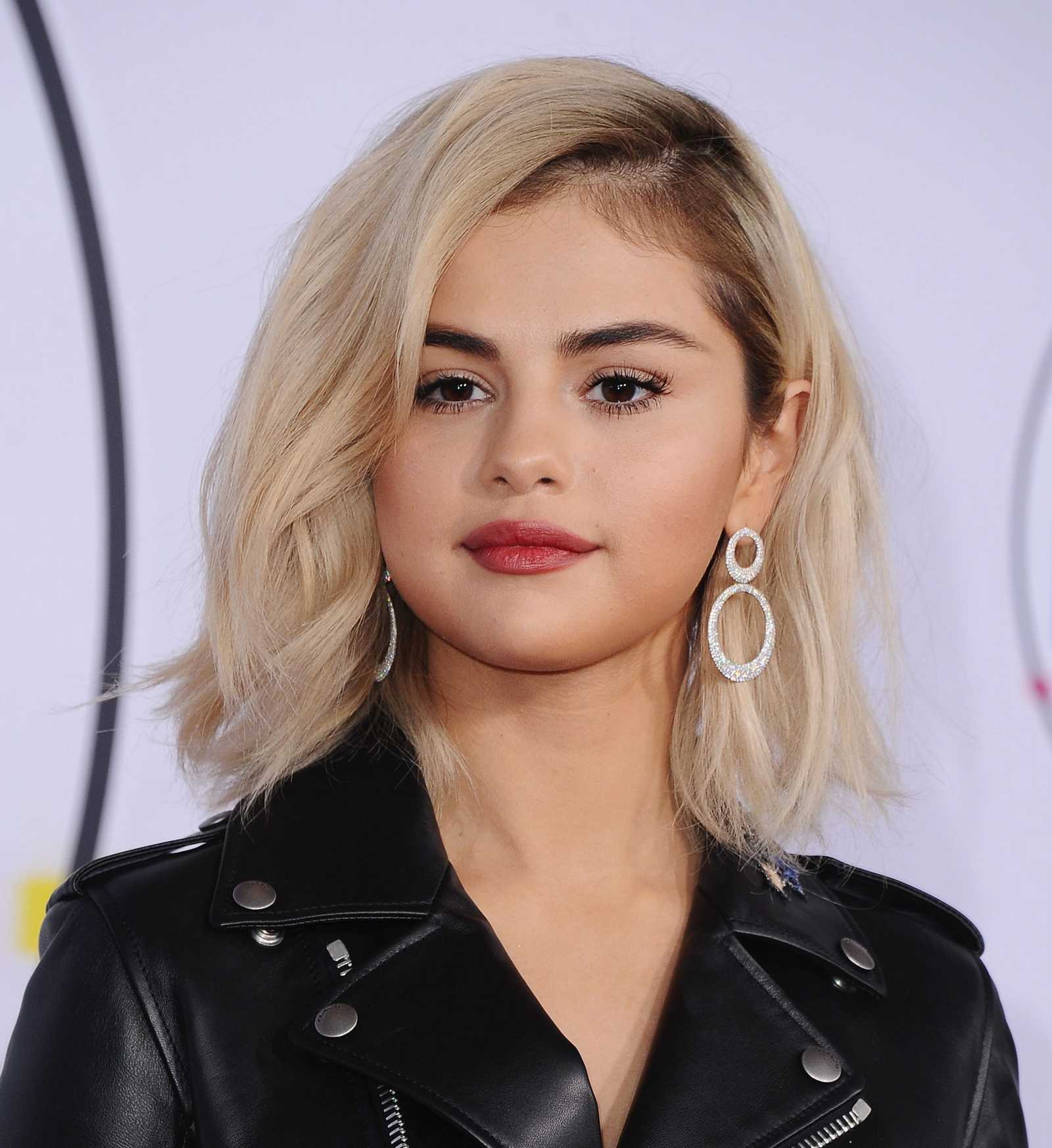 Selena_Gomez_-_2017_American_Music_Awards_on_November_19-60~0.jpg