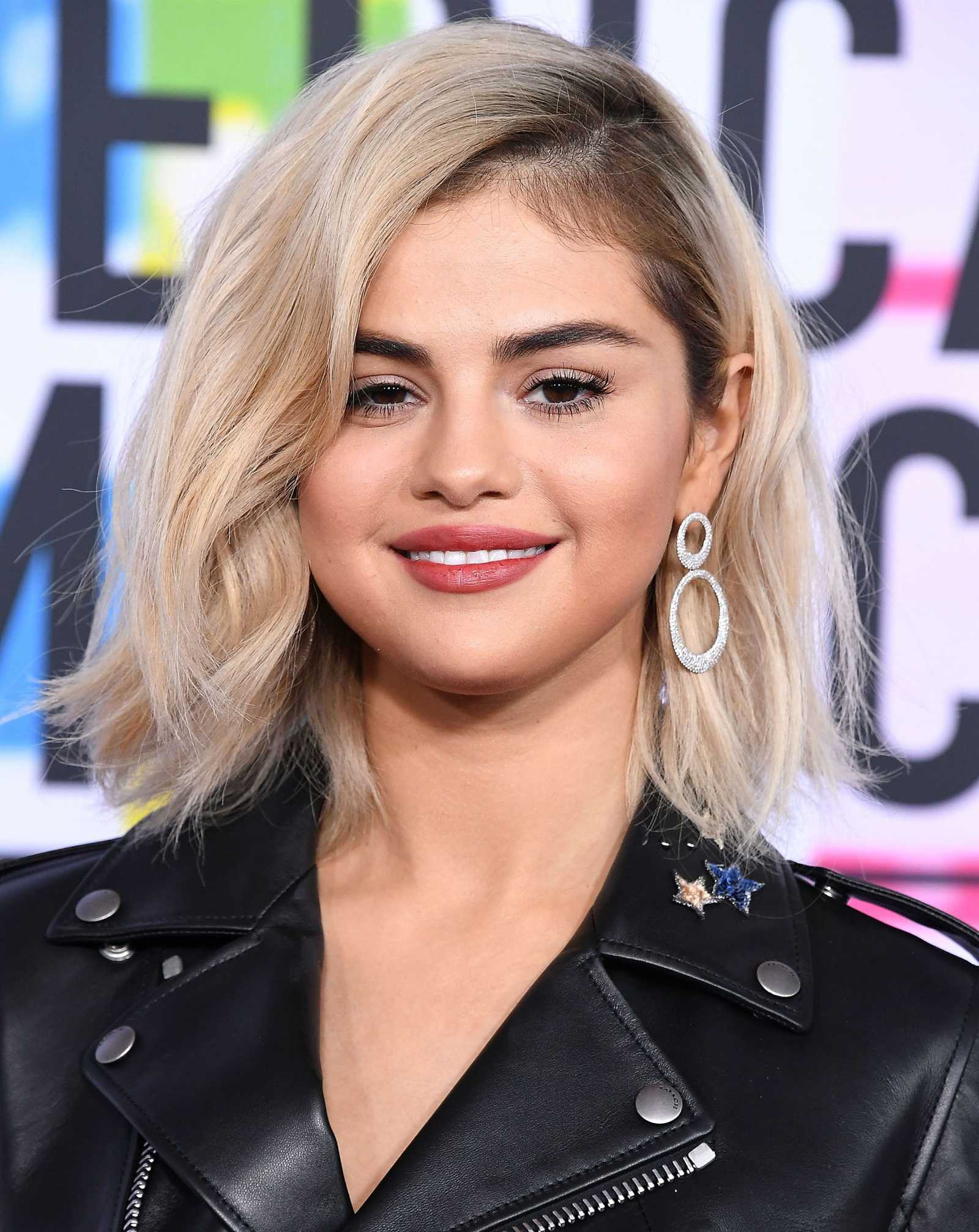 Selena_Gomez_-_2017_American_Music_Awards_on_November_19-64.jpg
