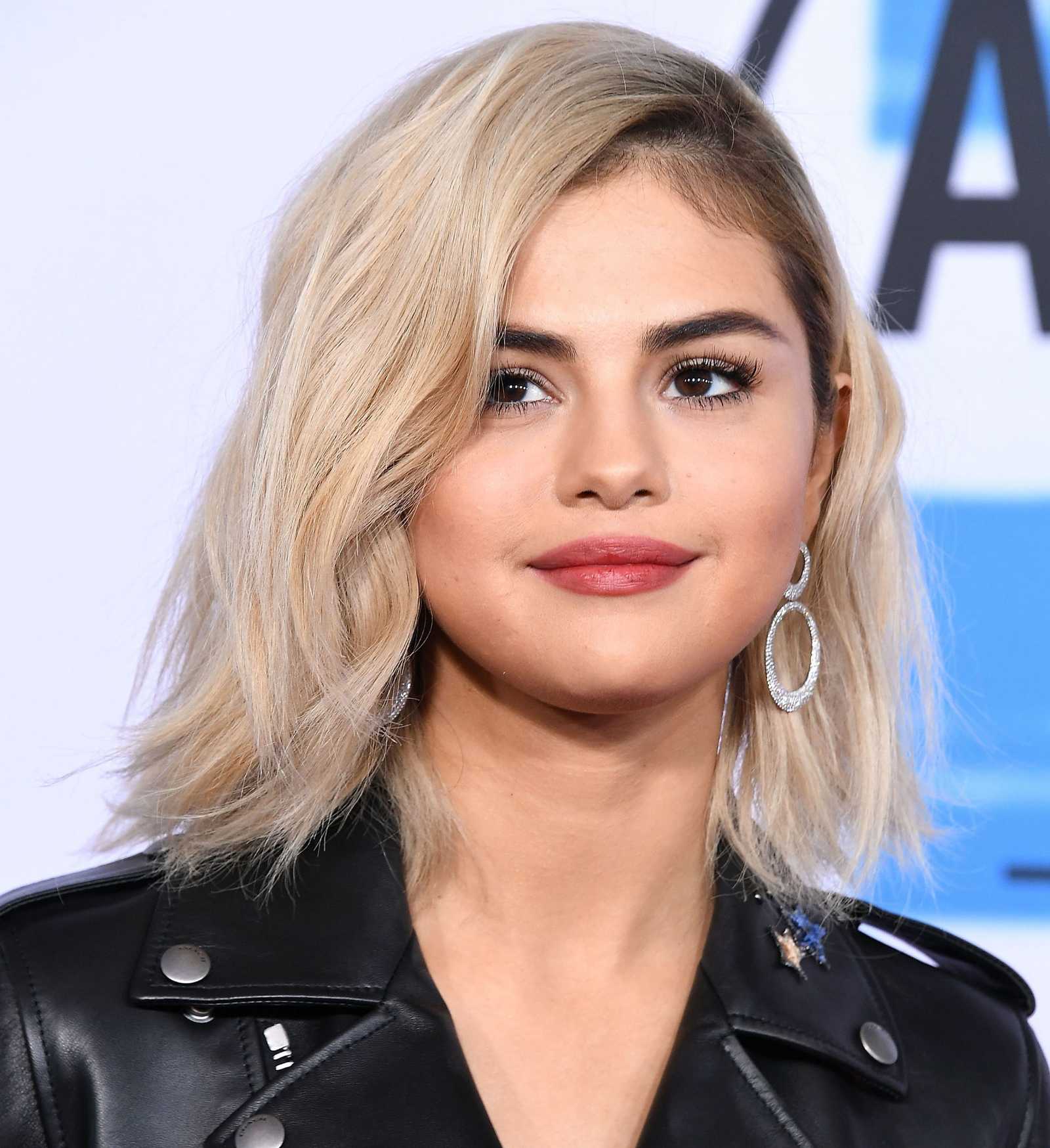 Selena_Gomez_-_2017_American_Music_Awards_on_November_19-68.jpg