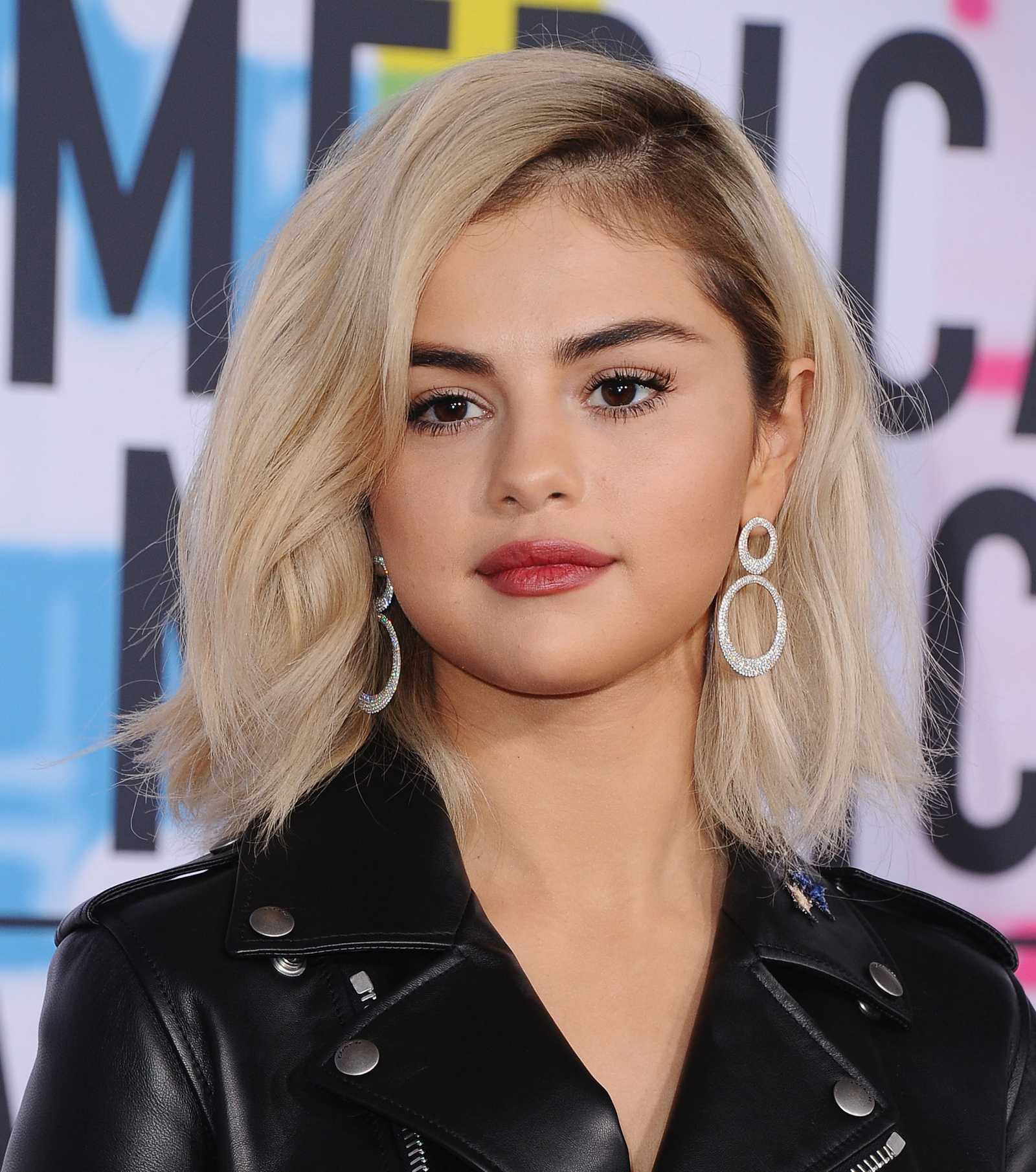 Selena_Gomez_-_2017_American_Music_Awards_on_November_19-73.jpg