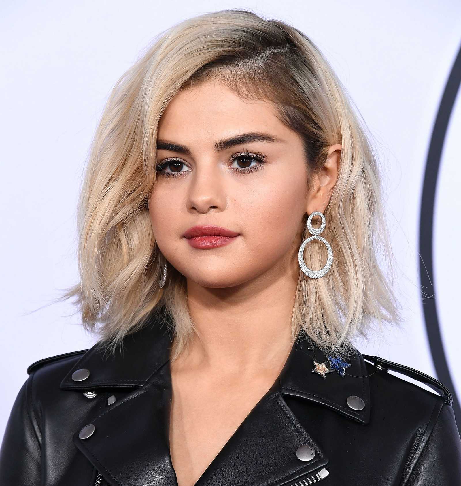 Selena_Gomez_-_2017_American_Music_Awards_on_November_19-76.jpg