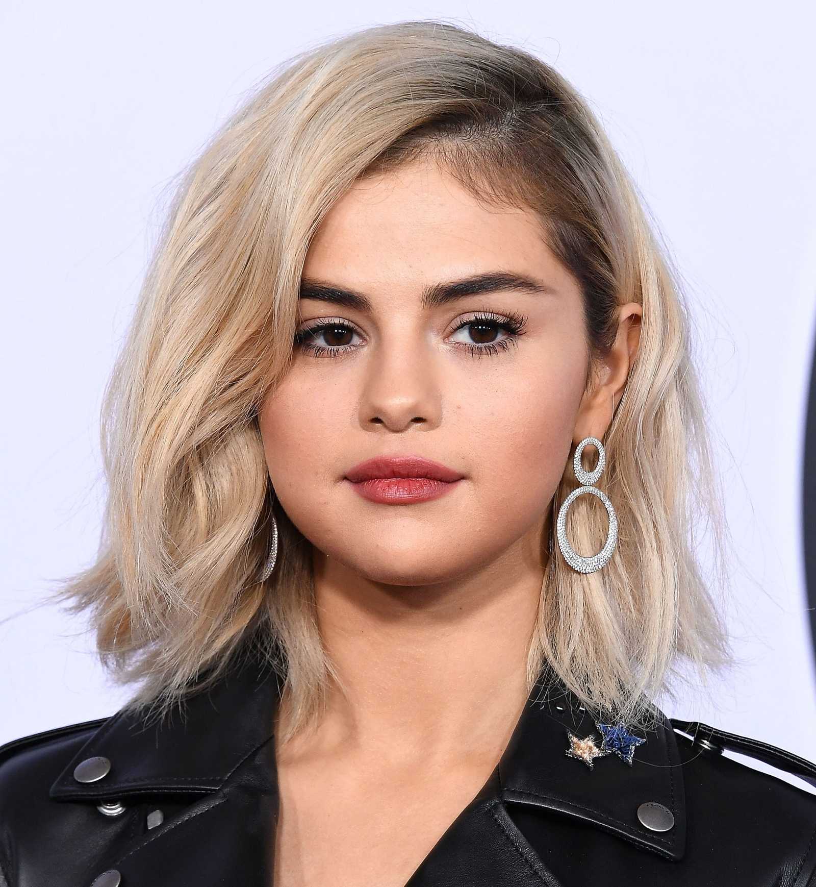 Selena_Gomez_-_2017_American_Music_Awards_on_November_19-78.jpg