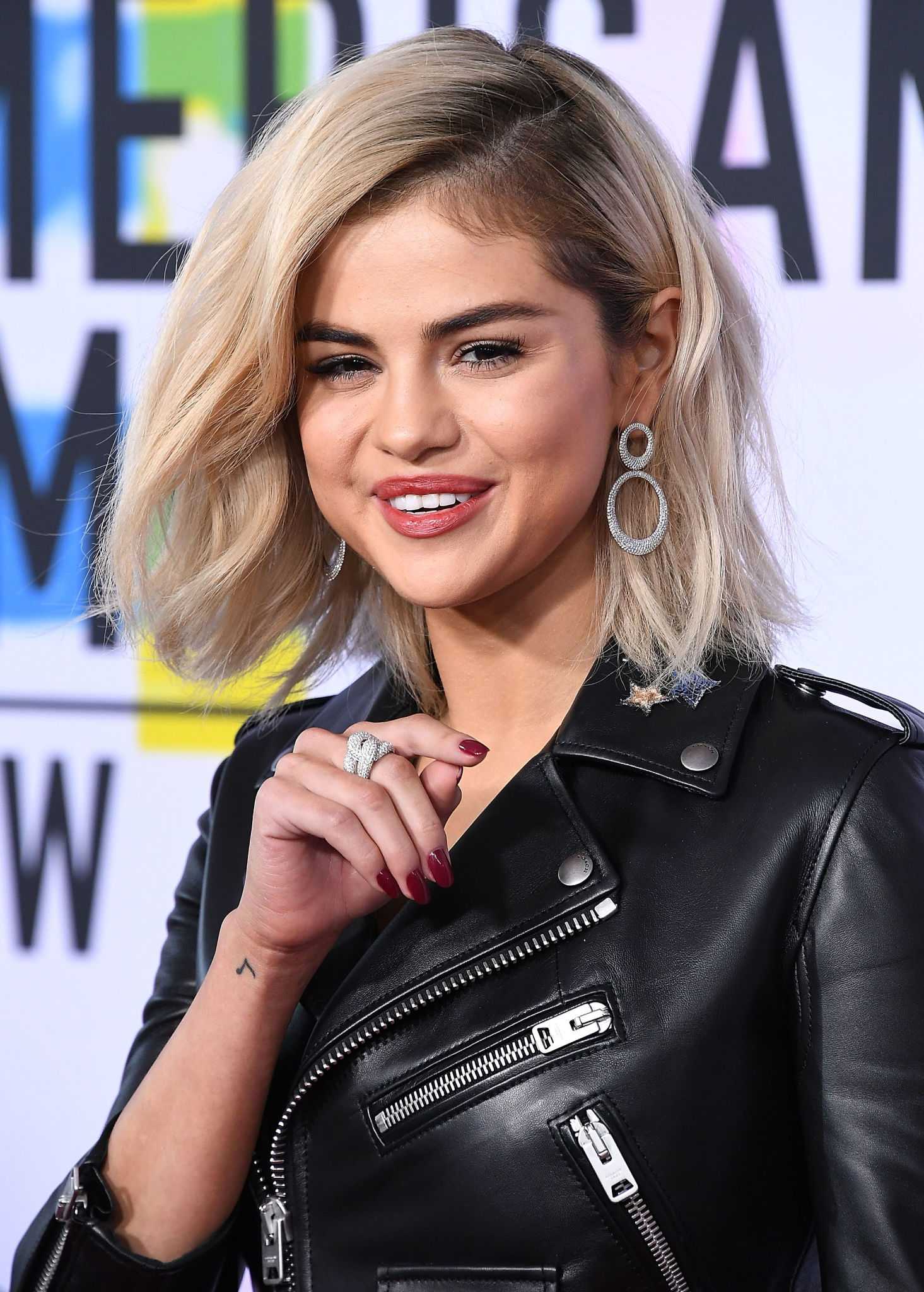 Selena_Gomez_-_2017_American_Music_Awards_on_November_19-87.jpg