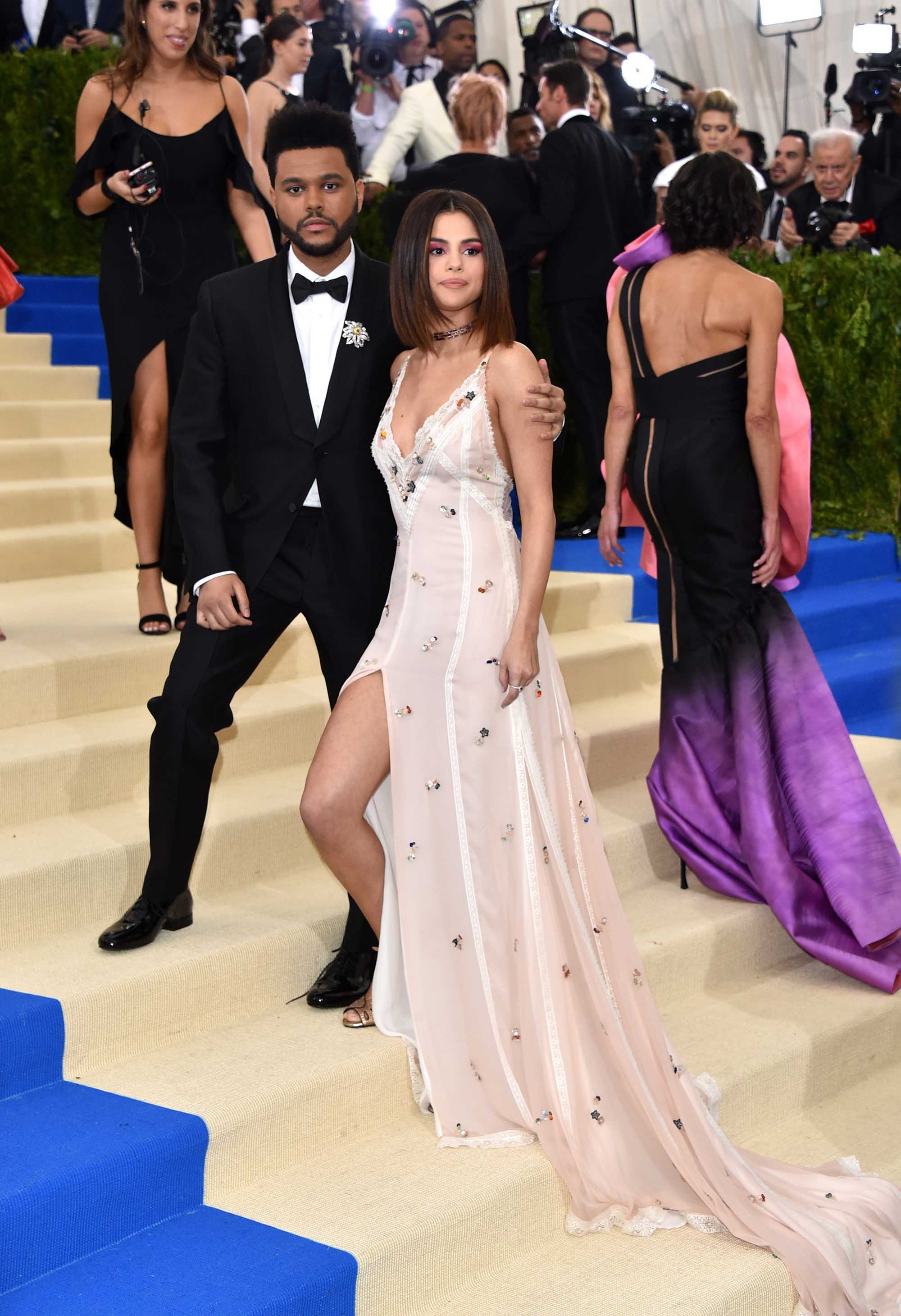 Selena_Gomez_-_2017_MET_Gala_at_The_Metropolitan_Museum_of_Art_on_May_1-01~0.jpg