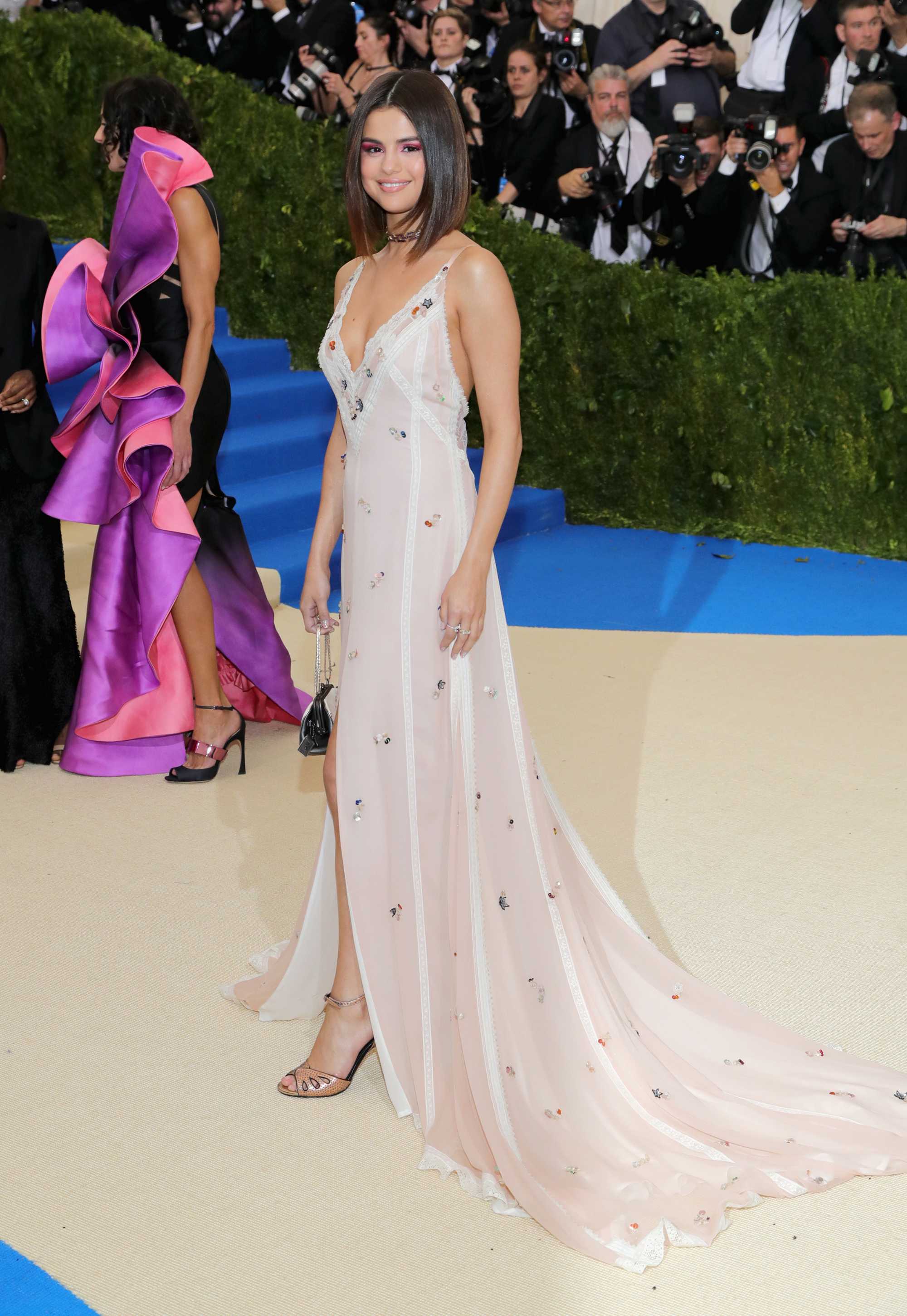 Selena_Gomez_-_2017_MET_Gala_at_The_Metropolitan_Museum_of_Art_on_May_1-02~0.jpg